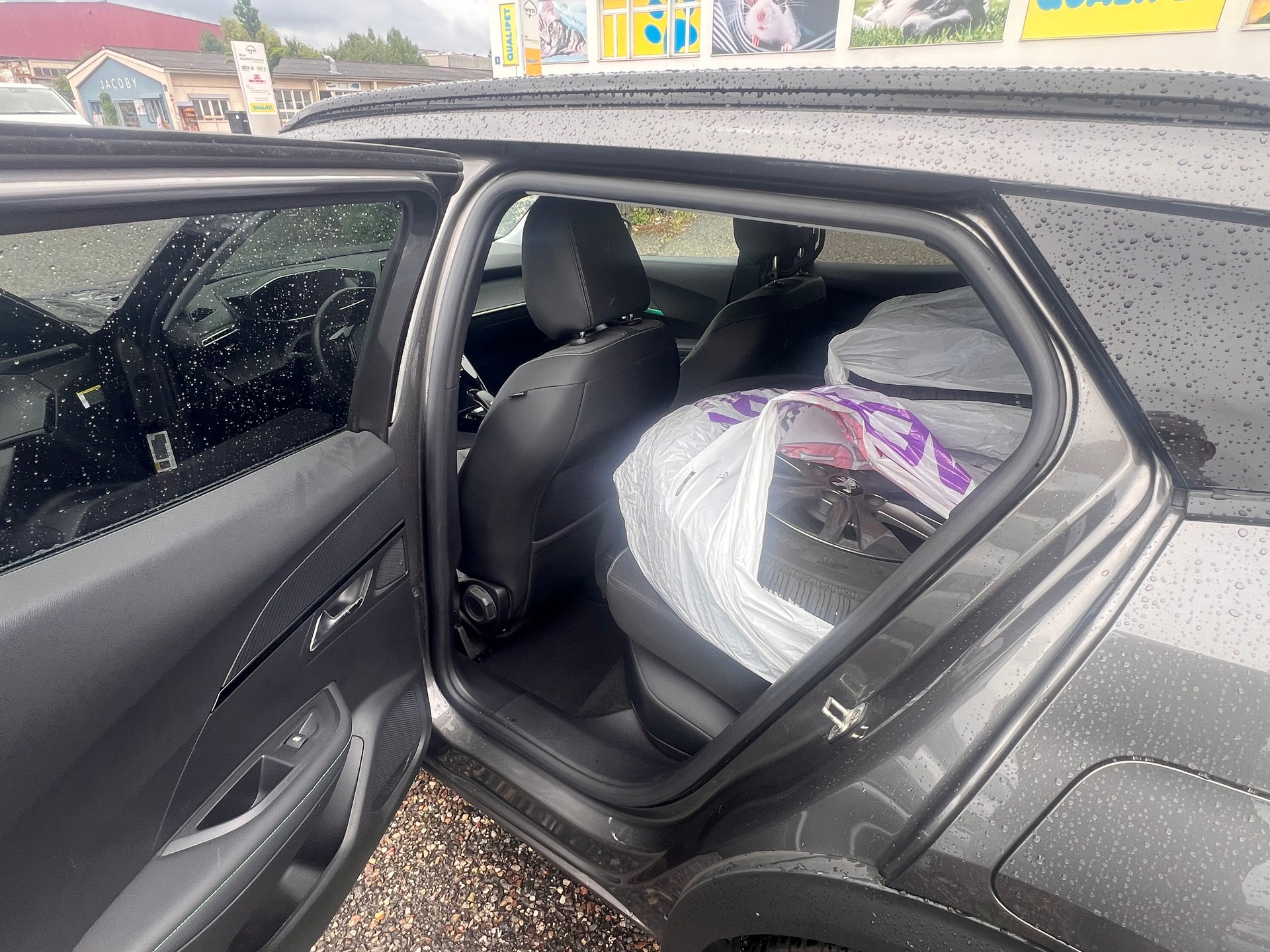 PEUGEOT 2008 1.2 PureTech Allure EAT8-image-11