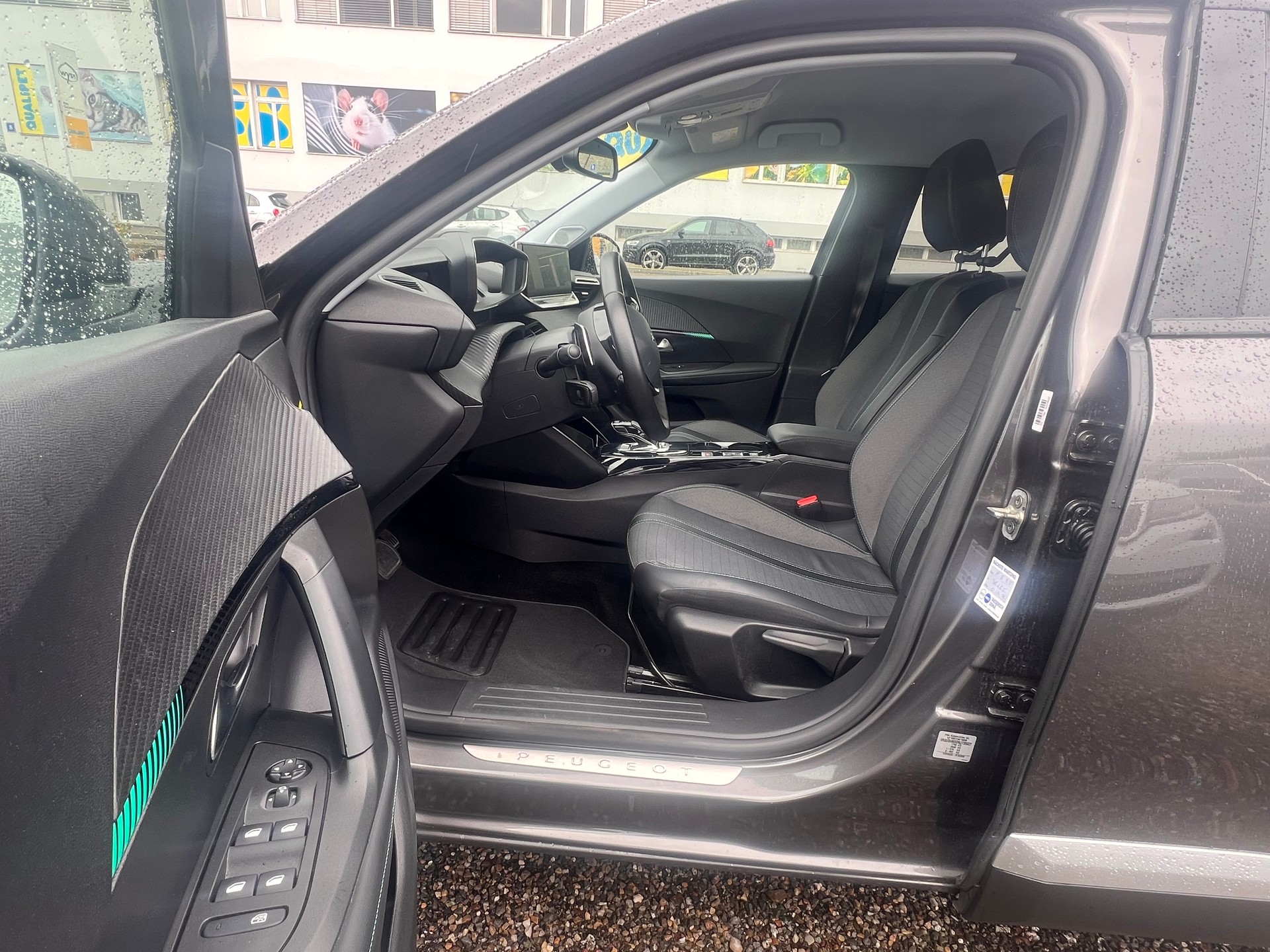 PEUGEOT 2008 1.2 PureTech Allure EAT8-image-8