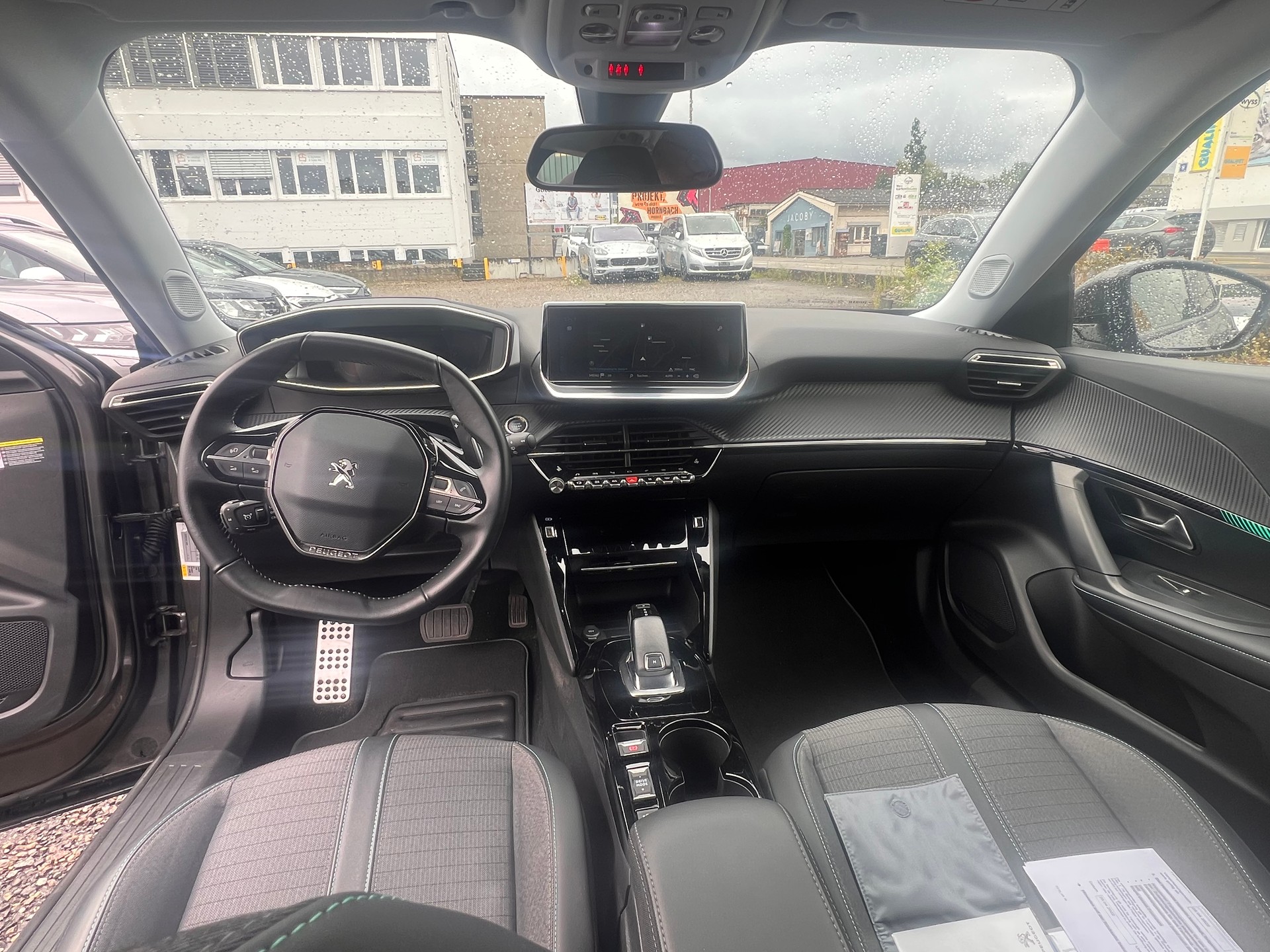 PEUGEOT 2008 1.2 PureTech Allure EAT8-image-7