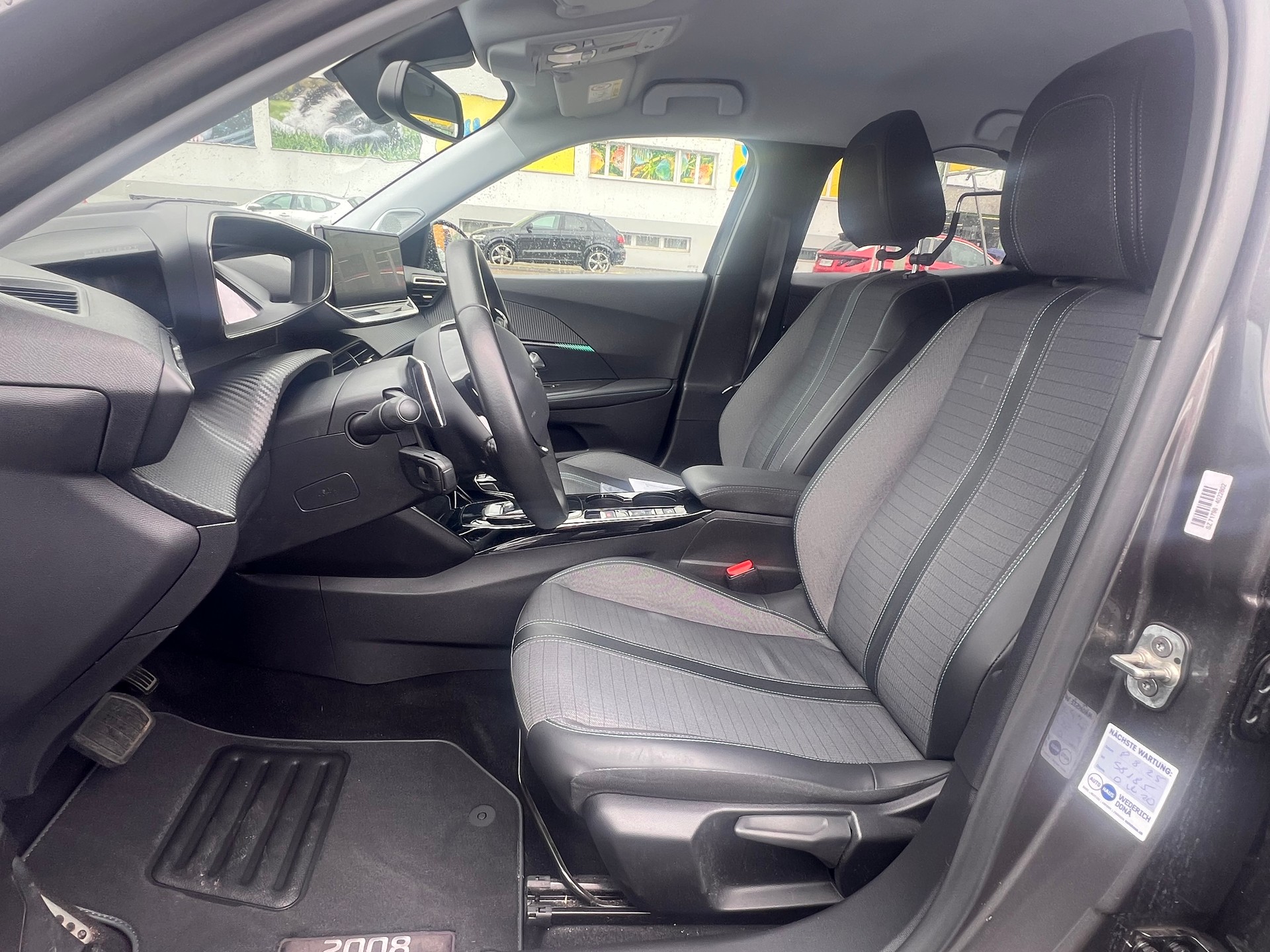 PEUGEOT 2008 1.2 PureTech Allure EAT8-image-9
