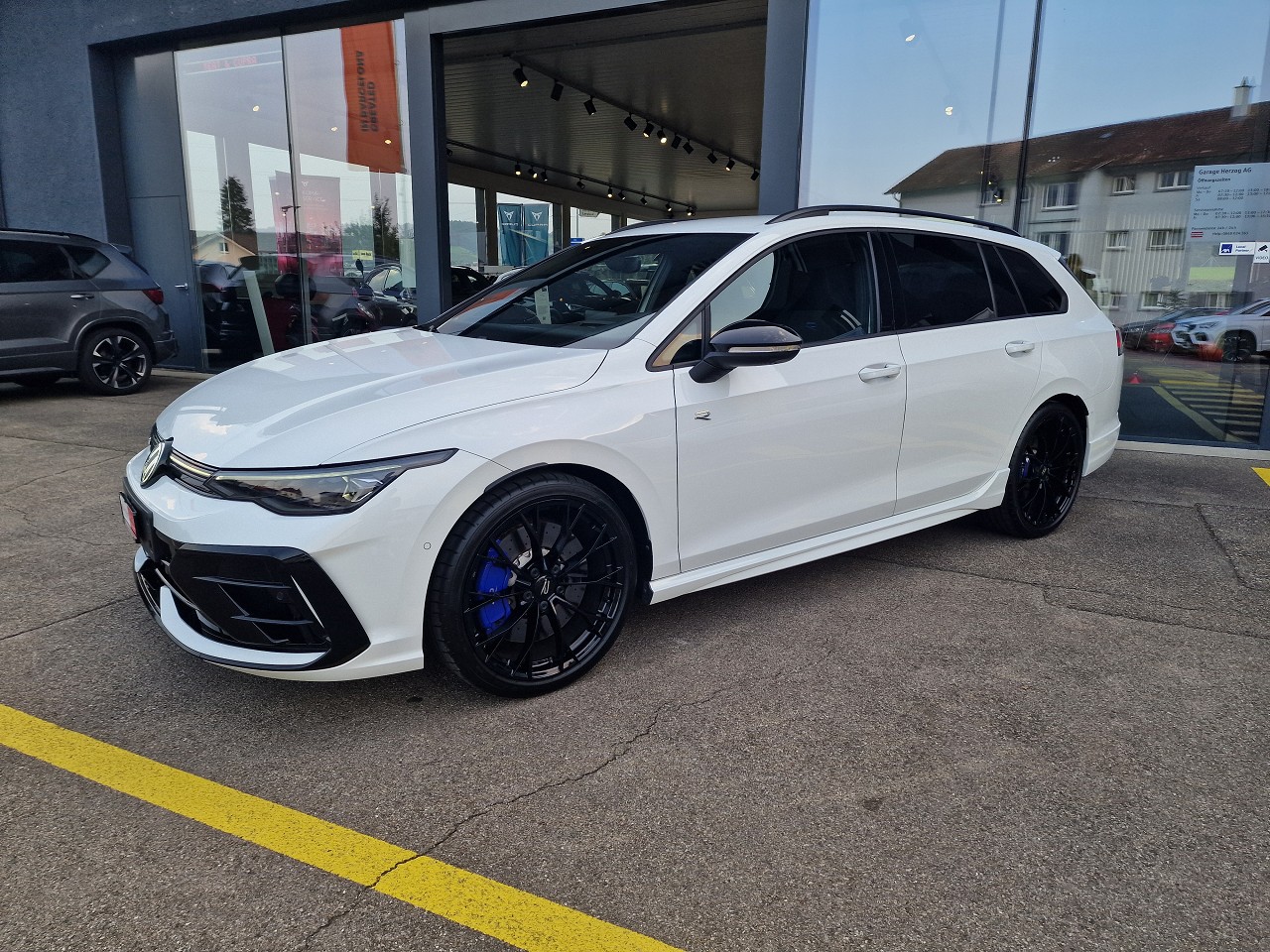 VW Golf Variant 2.0 TSI R DSG 4 Motion-image-1