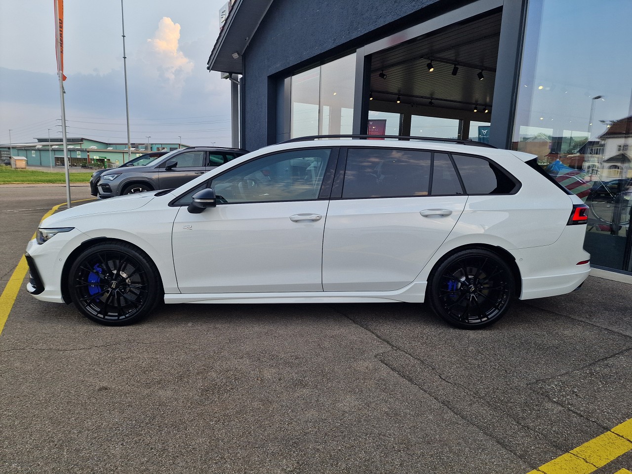 VW Golf Variant 2.0 TSI R DSG 4 Motion-image-2