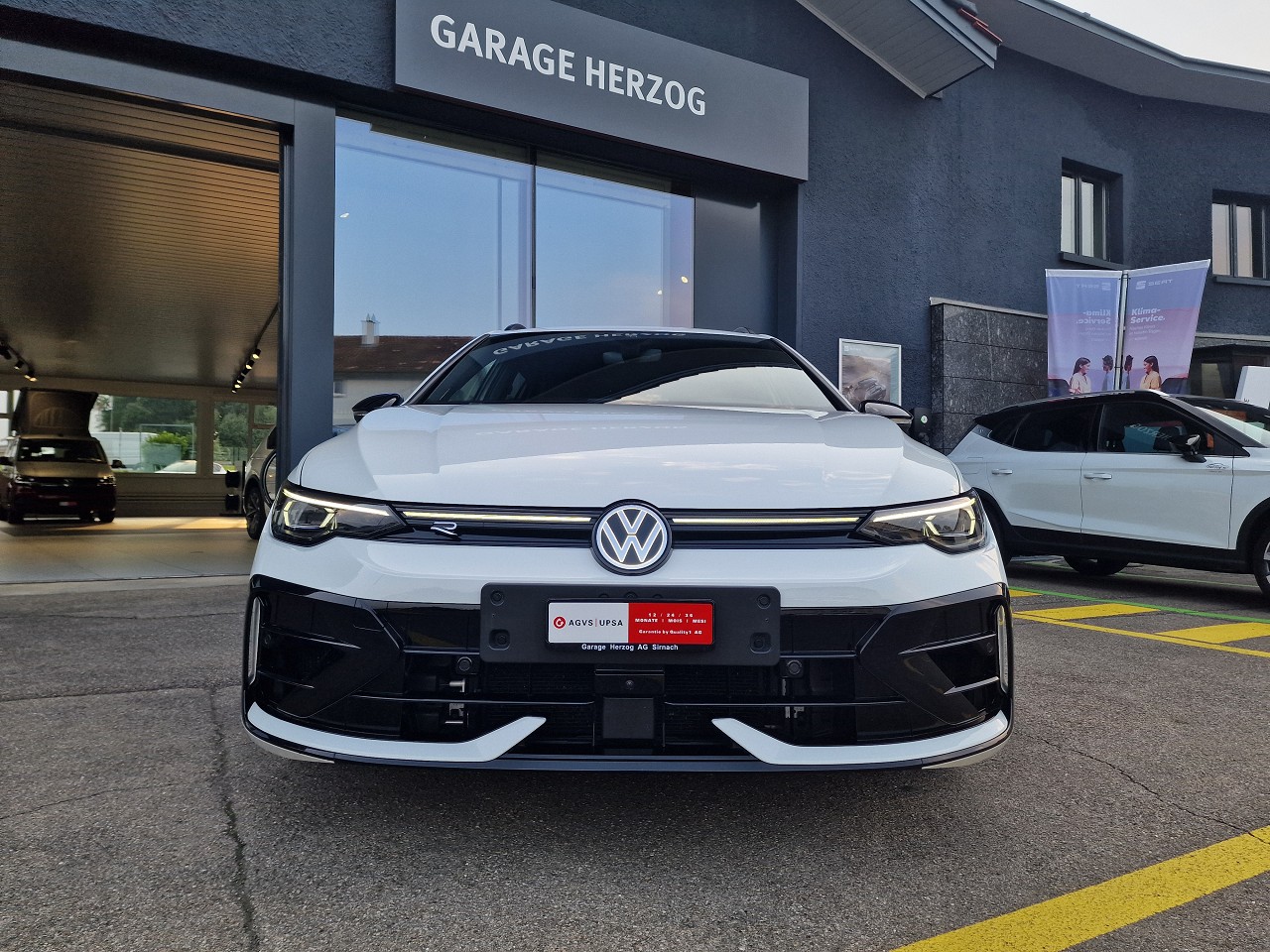 VW Golf Variant 2.0 TSI R DSG 4 Motion-image-8