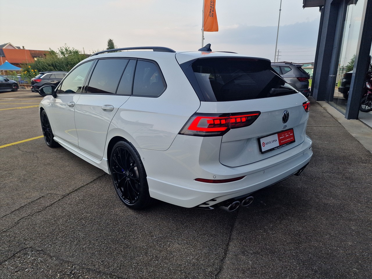 VW Golf Variant 2.0 TSI R DSG 4 Motion-image-3