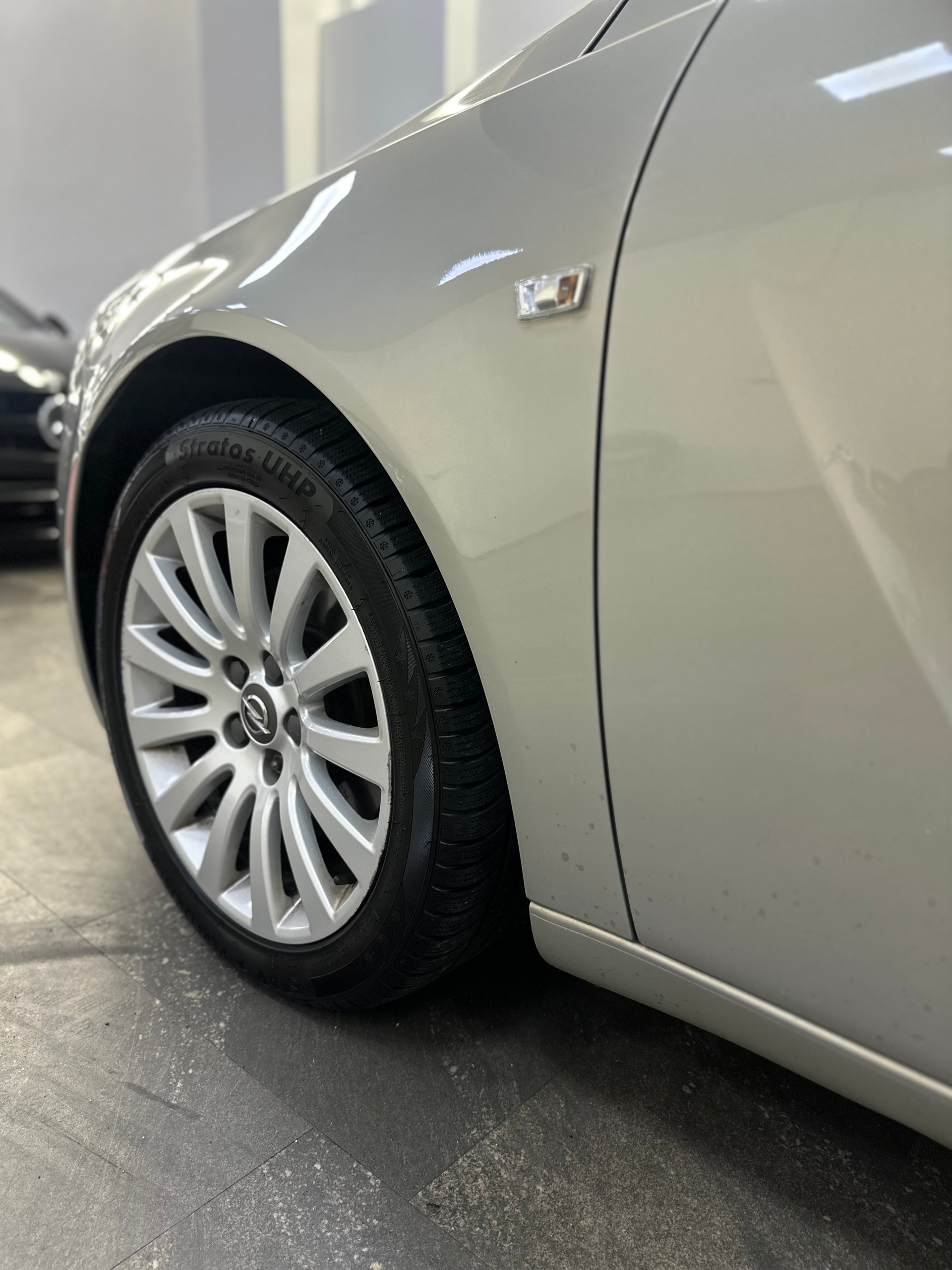 OPEL Insignia 2.0 Turbo Sport 4WD Automatic-image-4
