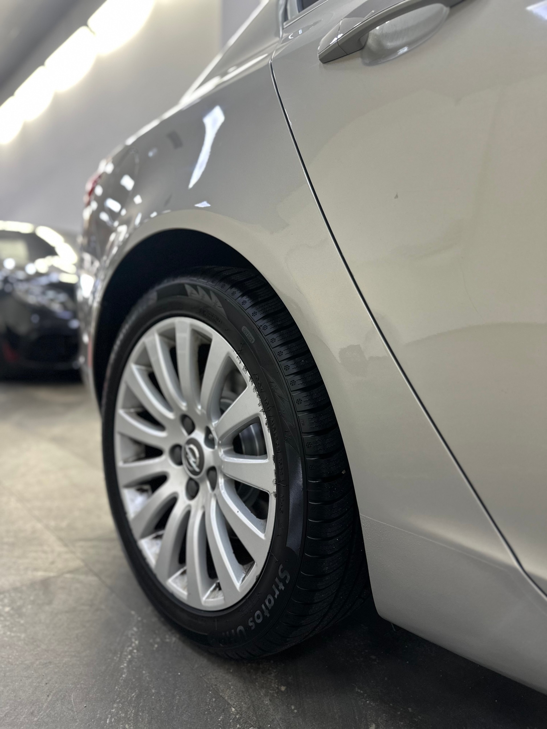 OPEL Insignia 2.0 Turbo Sport 4WD Automatic-image-7