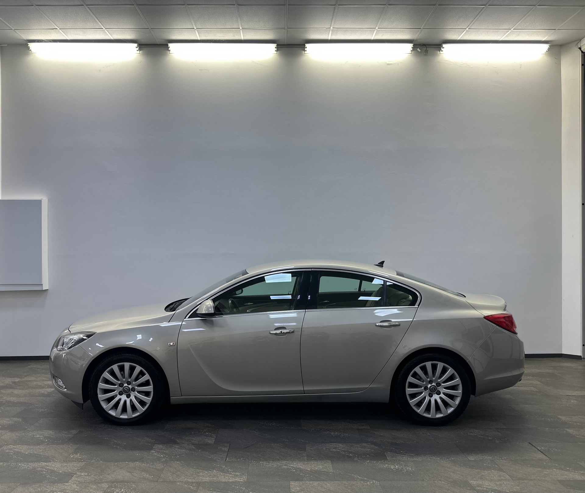OPEL Insignia 2.0 Turbo Sport 4WD Automatic-image-2
