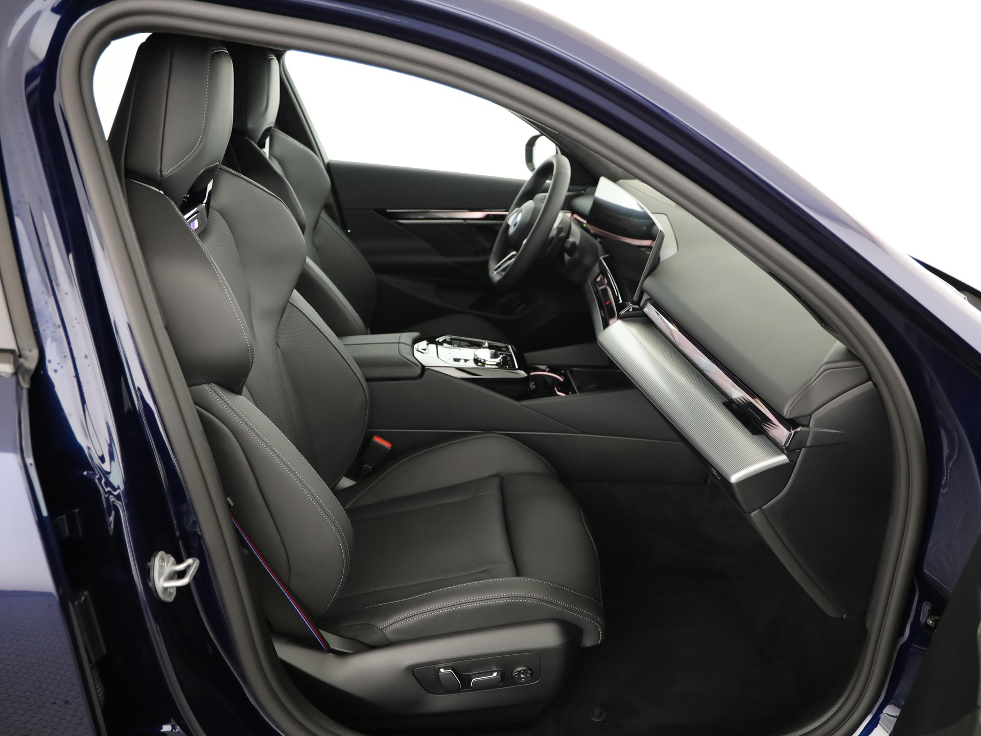 BMW 550e xDrive Touring-image-13
