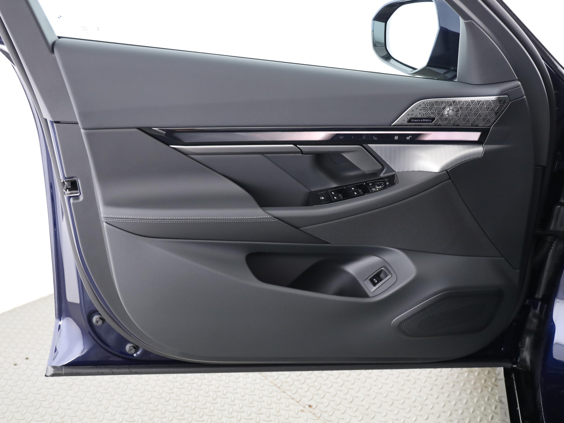 BMW 550e xDrive Touring-image-8