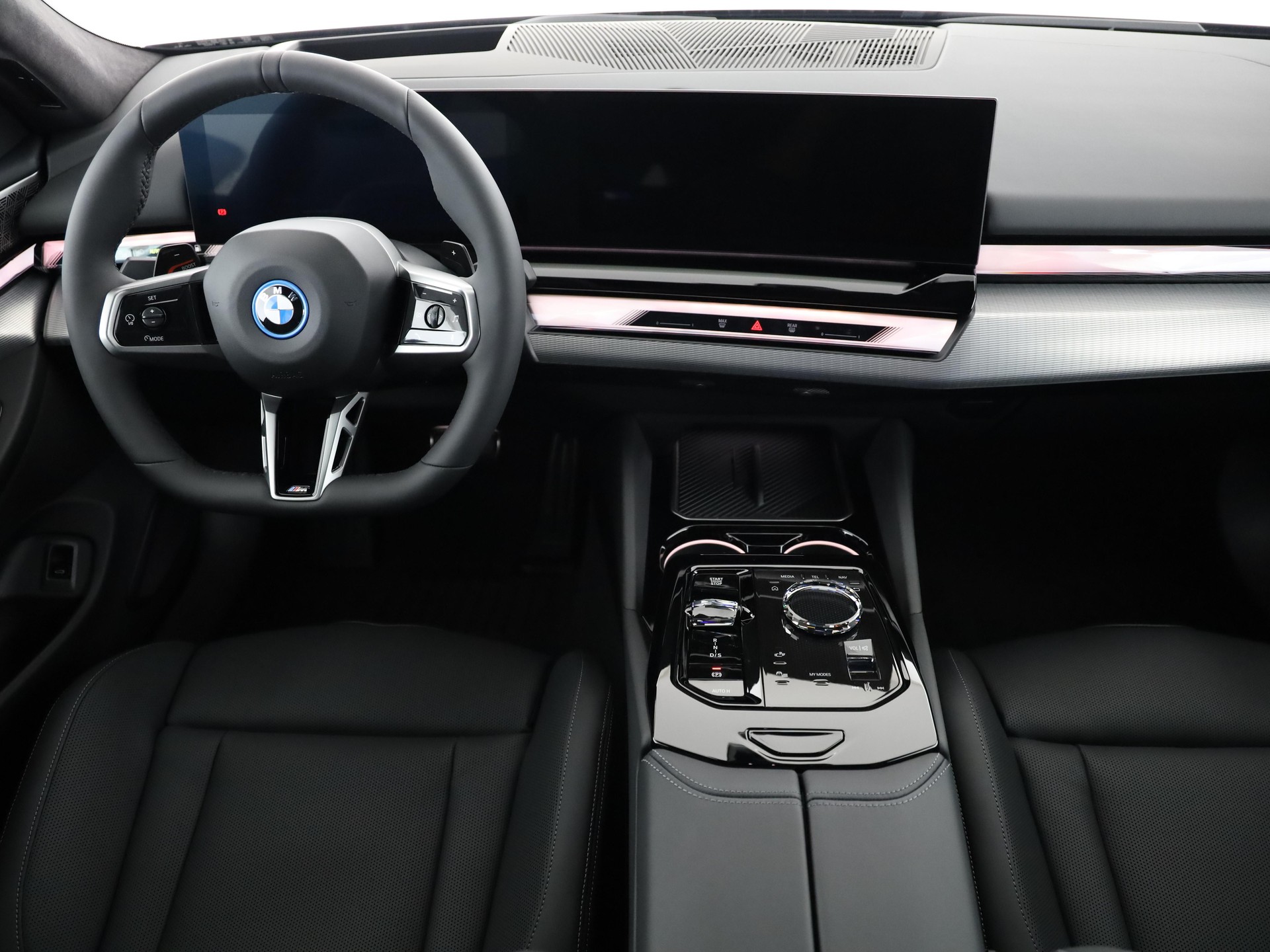 BMW 550e xDrive Touring-image-15