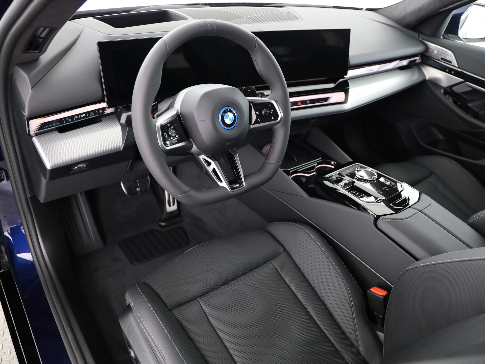 BMW 550e xDrive Touring-image-11