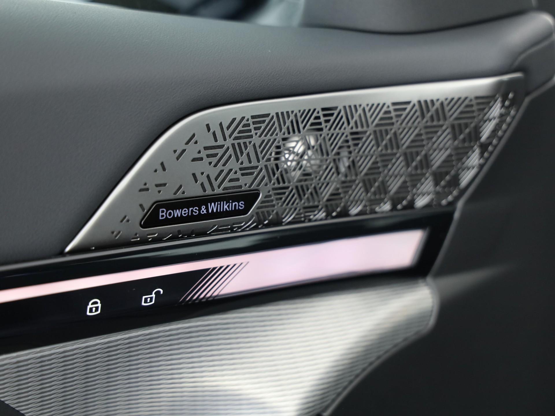 BMW 550e xDrive Touring-image-9