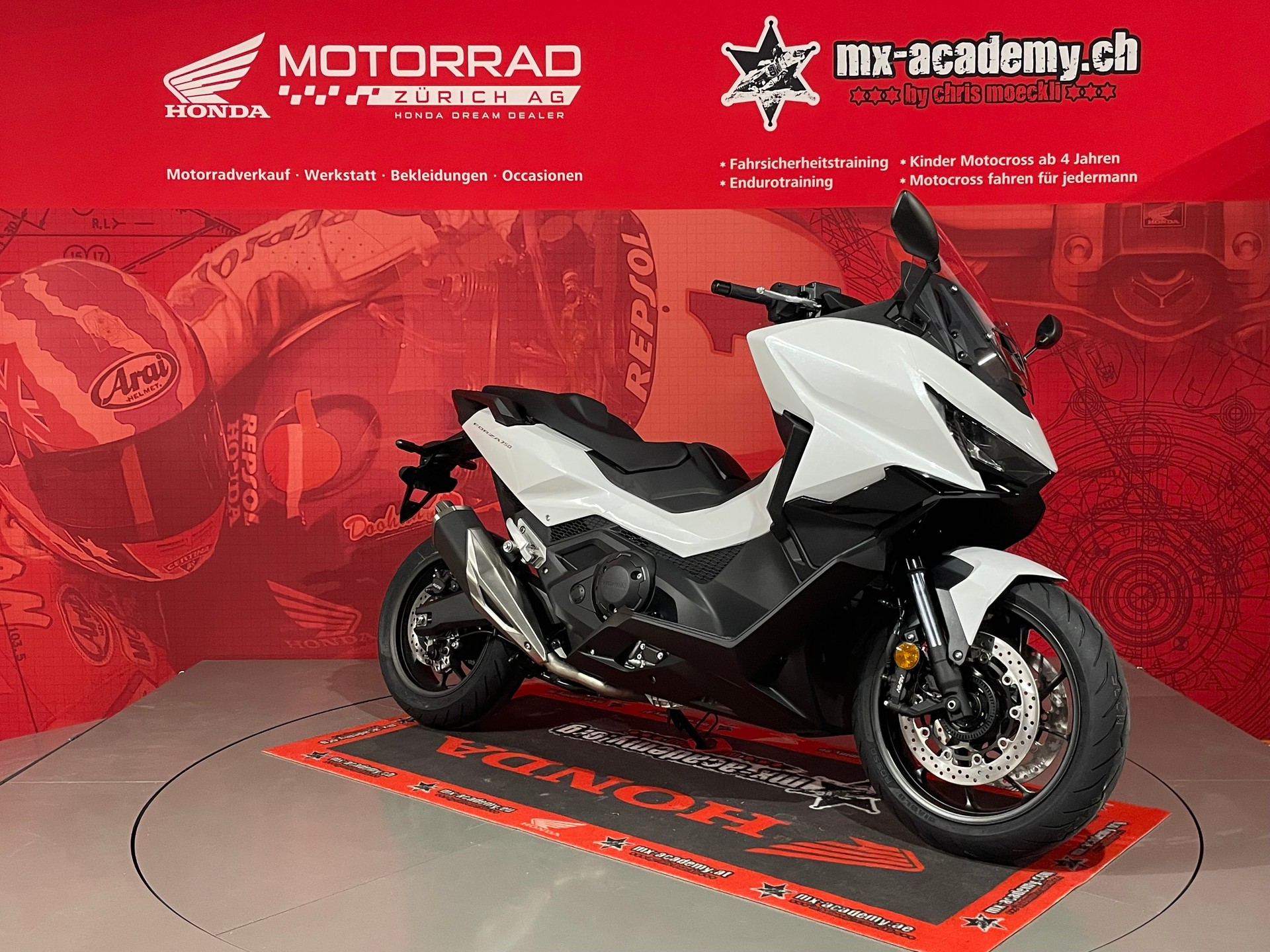 HONDA FORZA 750*Modell 2026**Neufahrzeug**Pearl Glare White**-showroom-element-2