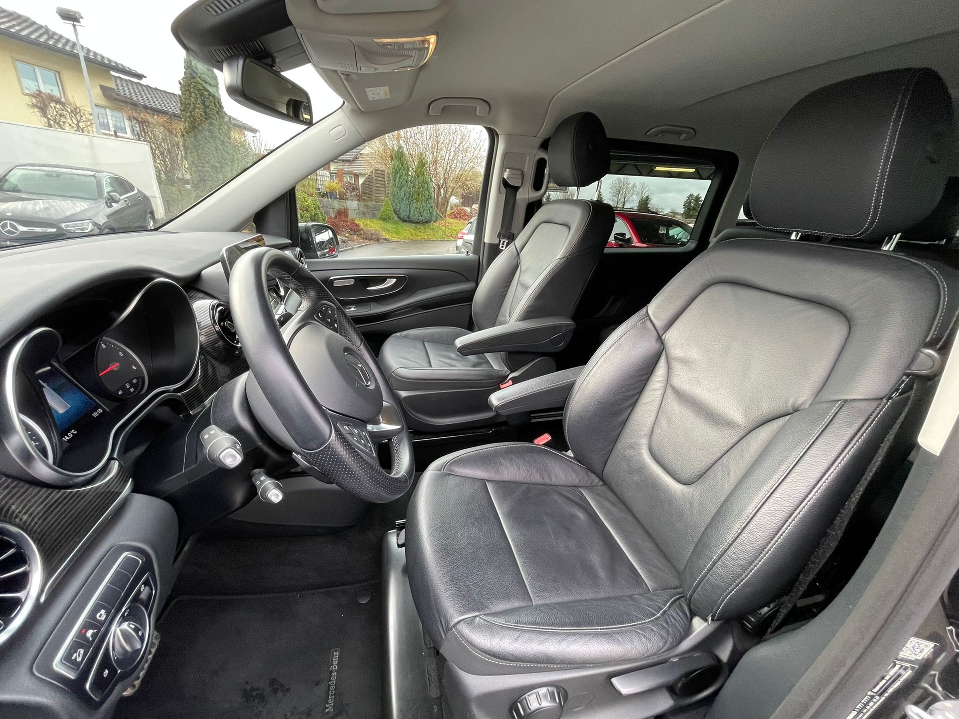 MERCEDES-BENZ V 300 d lang 4Matic 9G-Tronic-image-12