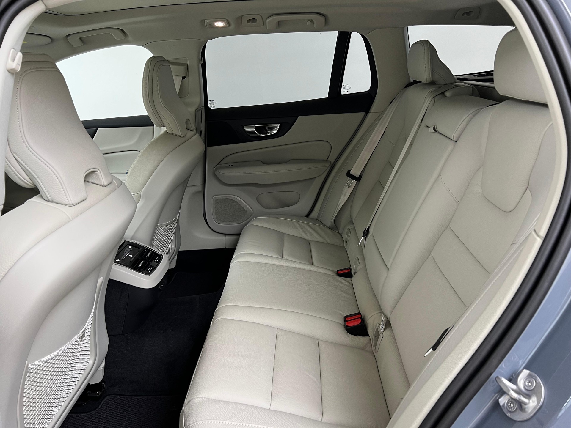 VOLVO V60 Cross Country 2.0 B4 Ultimate AWD-image-17