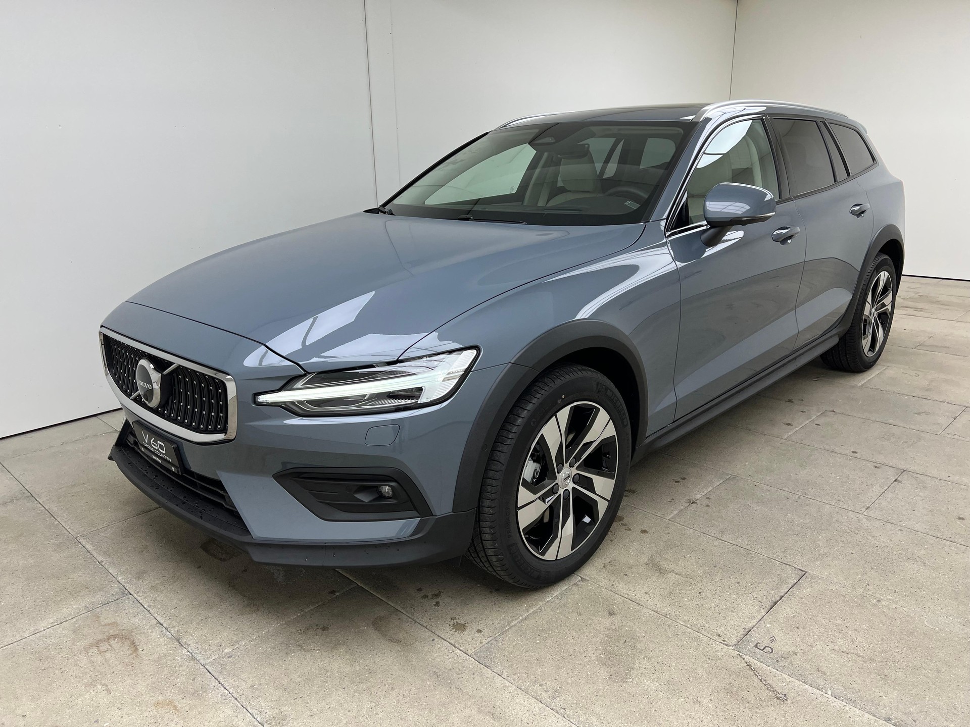VOLVO V60 Cross Country 2.0 B4 Ultimate AWD-image-1