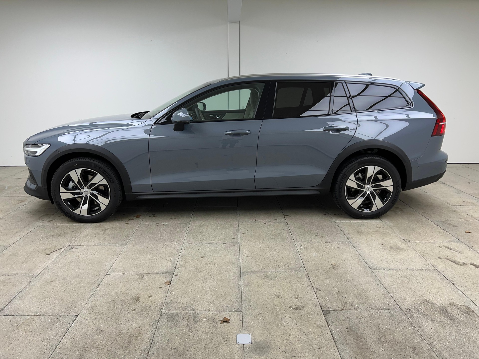 VOLVO V60 Cross Country 2.0 B4 Ultimate AWD-image-2