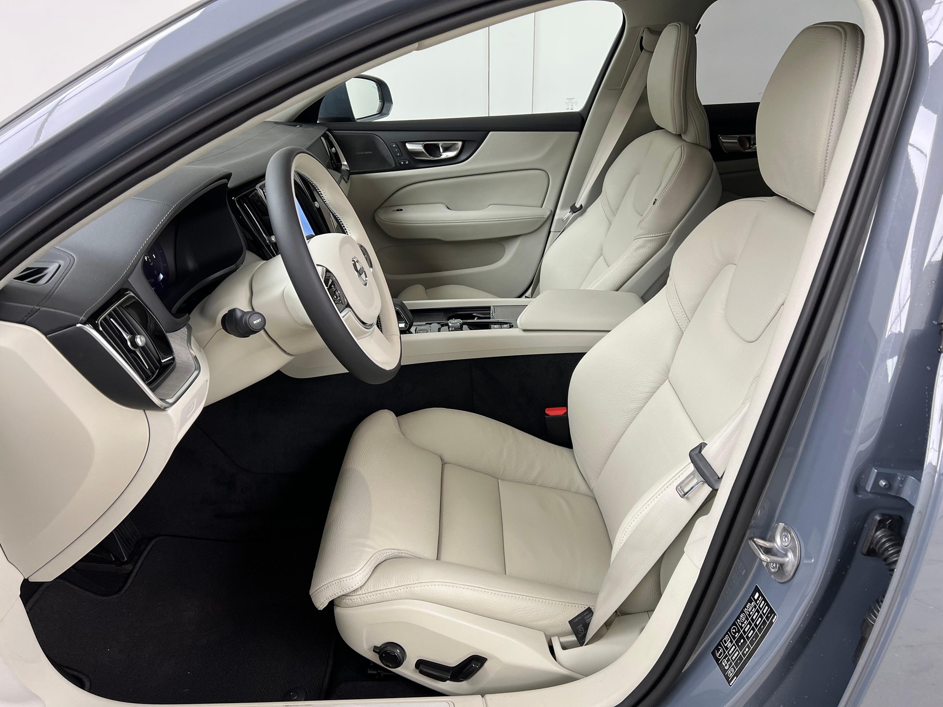 VOLVO V60 Cross Country 2.0 B4 Ultimate AWD-image-8