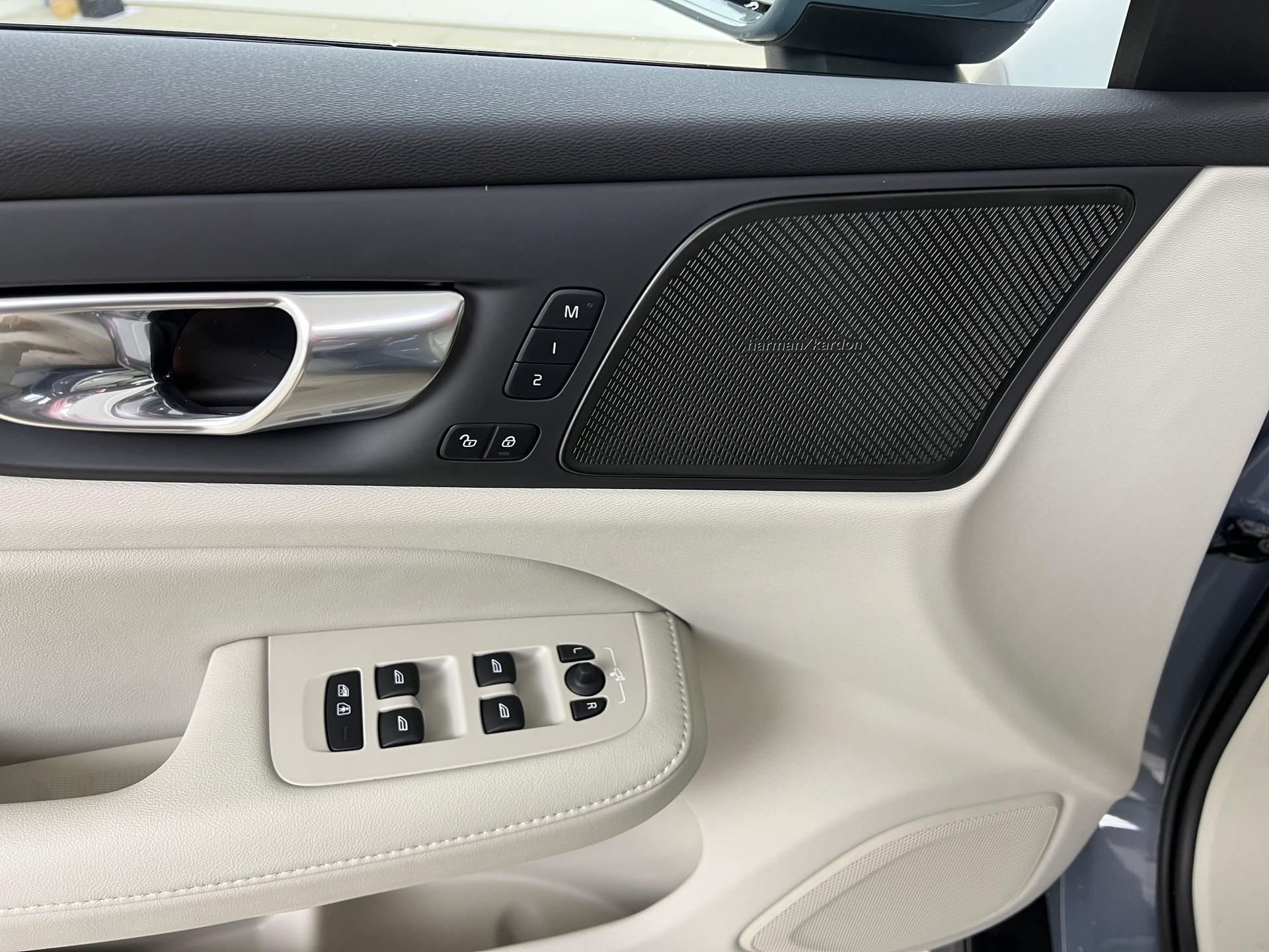 VOLVO V60 Cross Country 2.0 B4 Ultimate AWD-image-15
