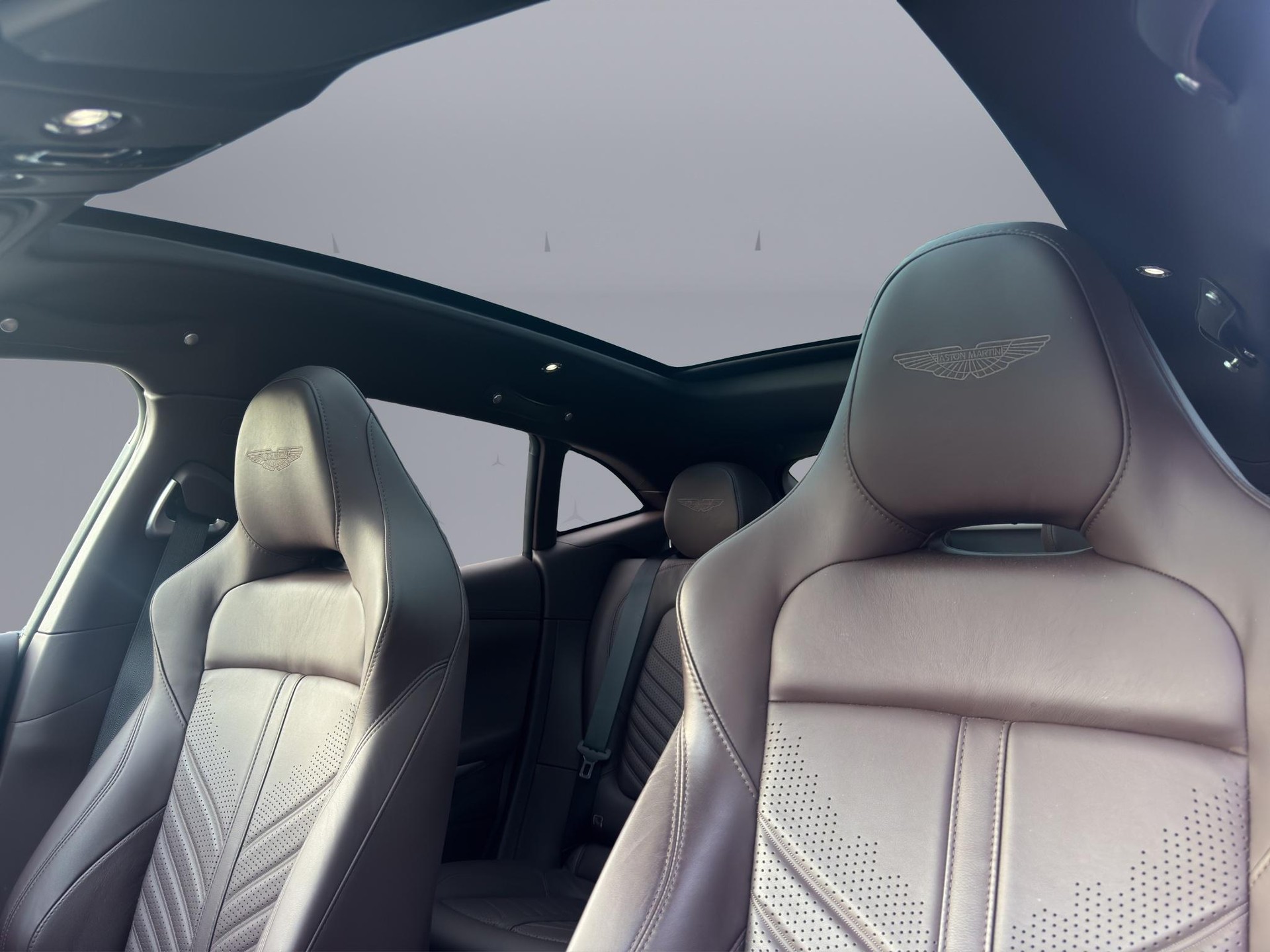 ASTON MARTIN DBX 707 4.0 V8 Bi-Turbo-image-18