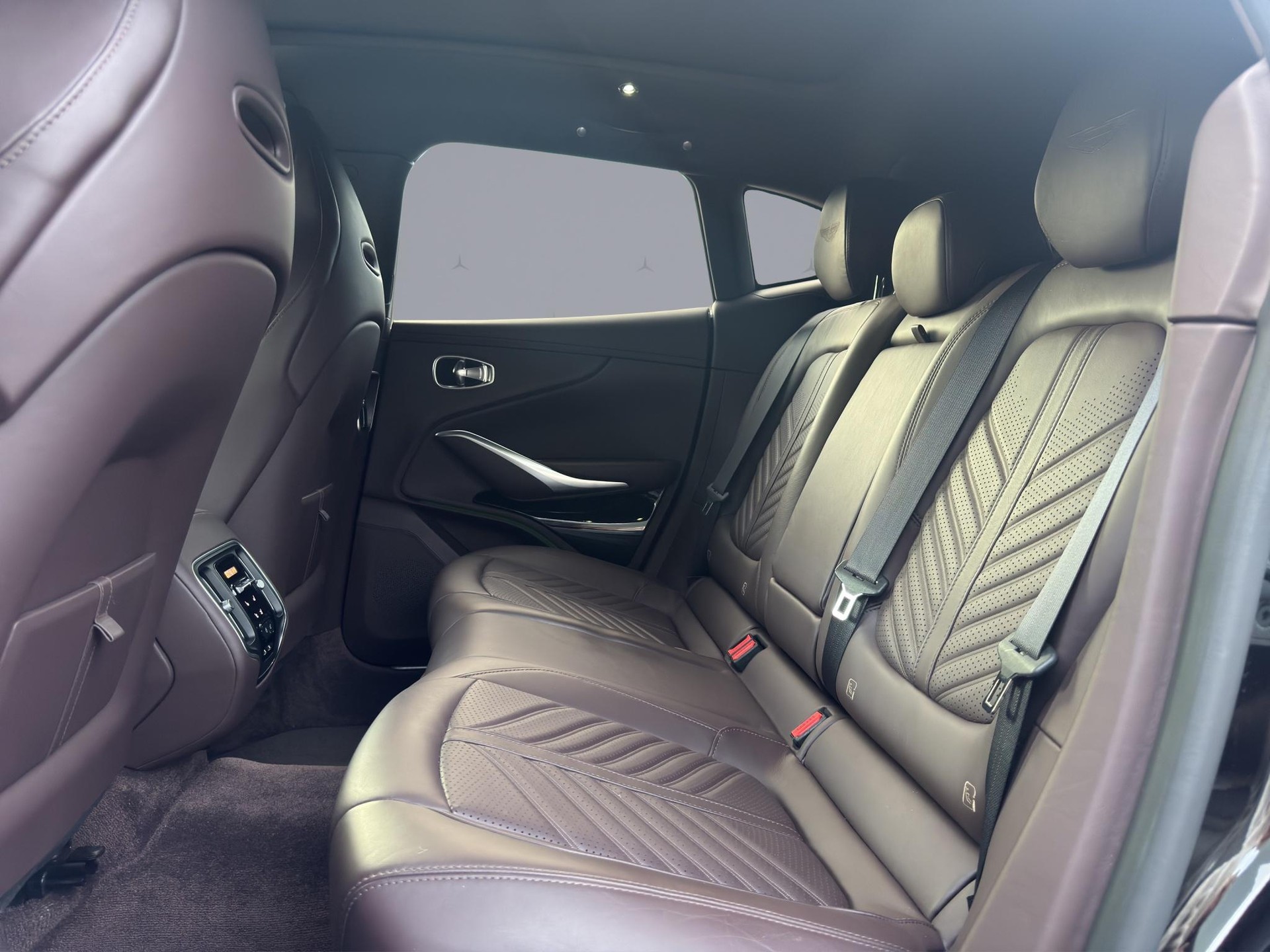 ASTON MARTIN DBX 707 4.0 V8 Bi-Turbo-image-11