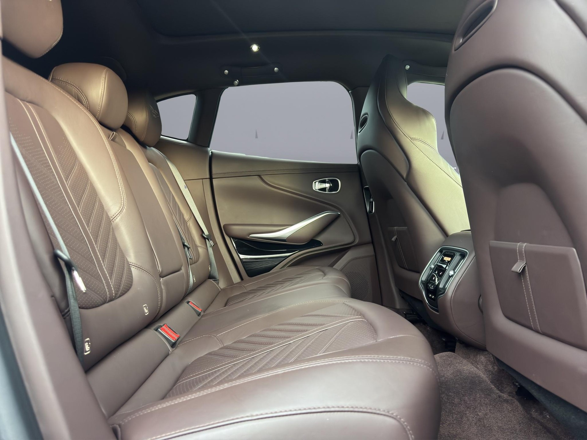 ASTON MARTIN DBX 707 4.0 V8 Bi-Turbo-image-16