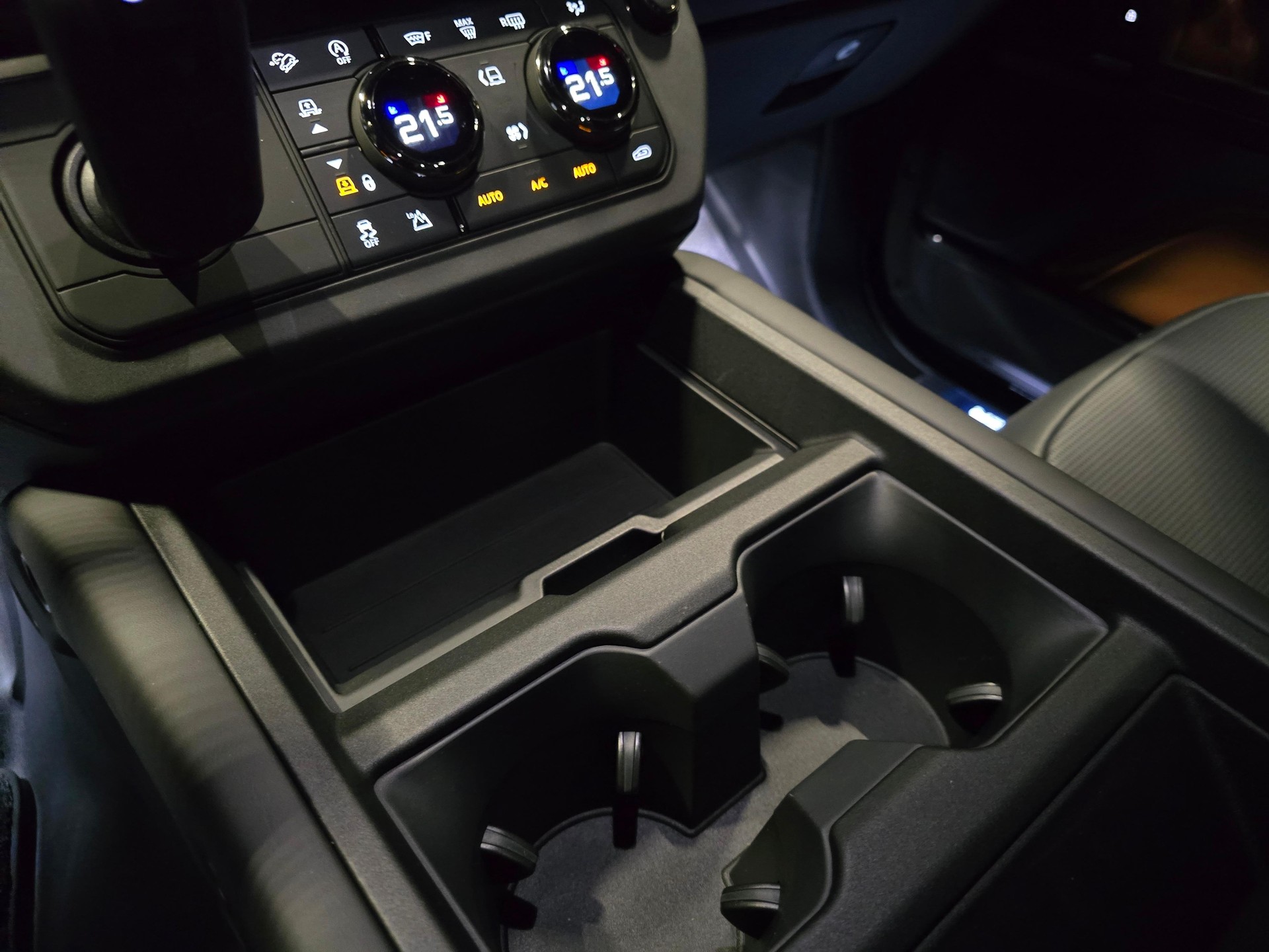 LAND ROVER Defender 110 4.4 V8 Octa Black-image-14