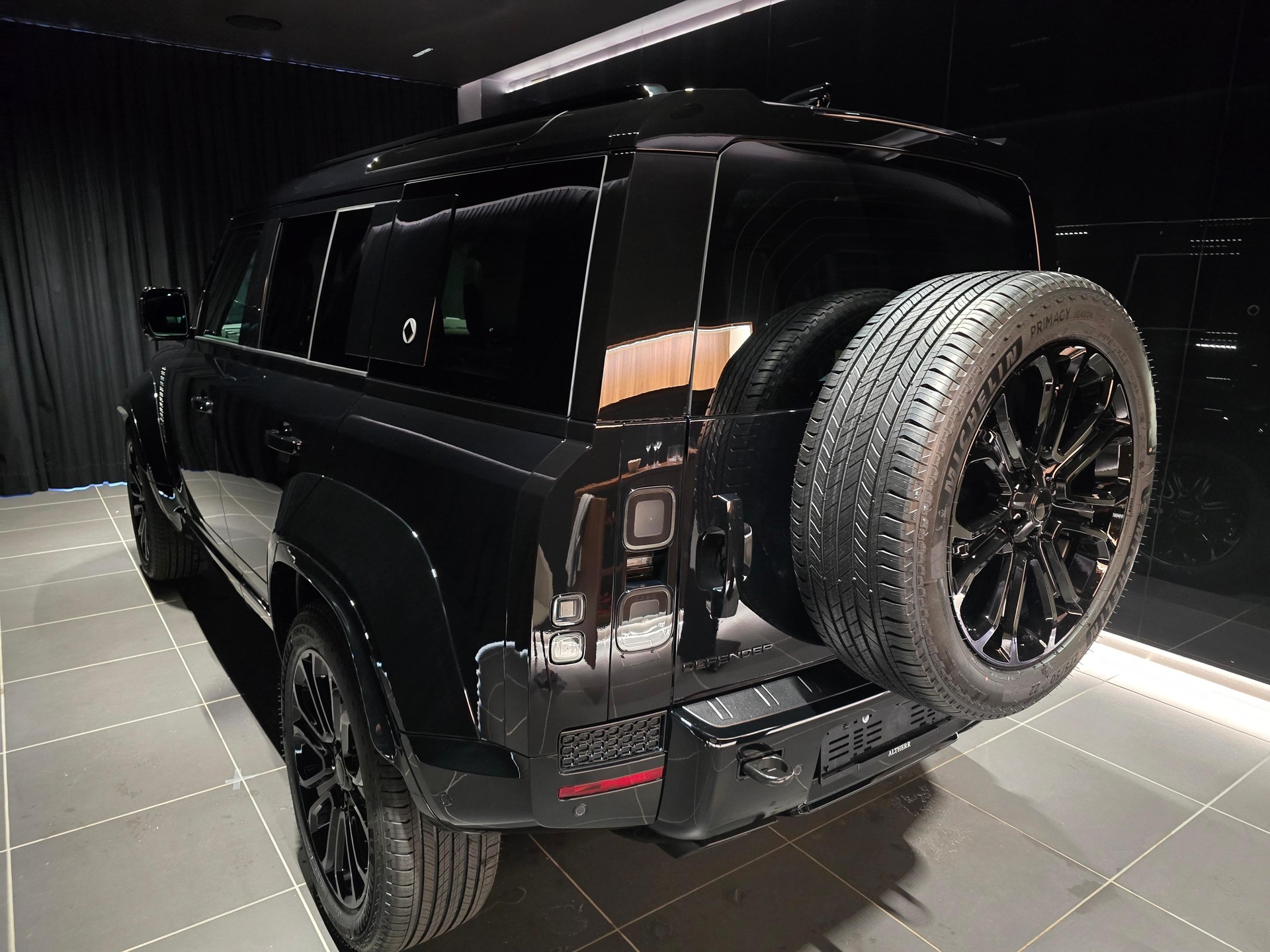 LAND ROVER Defender 110 4.4 V8 Octa Black-showroom-element-2