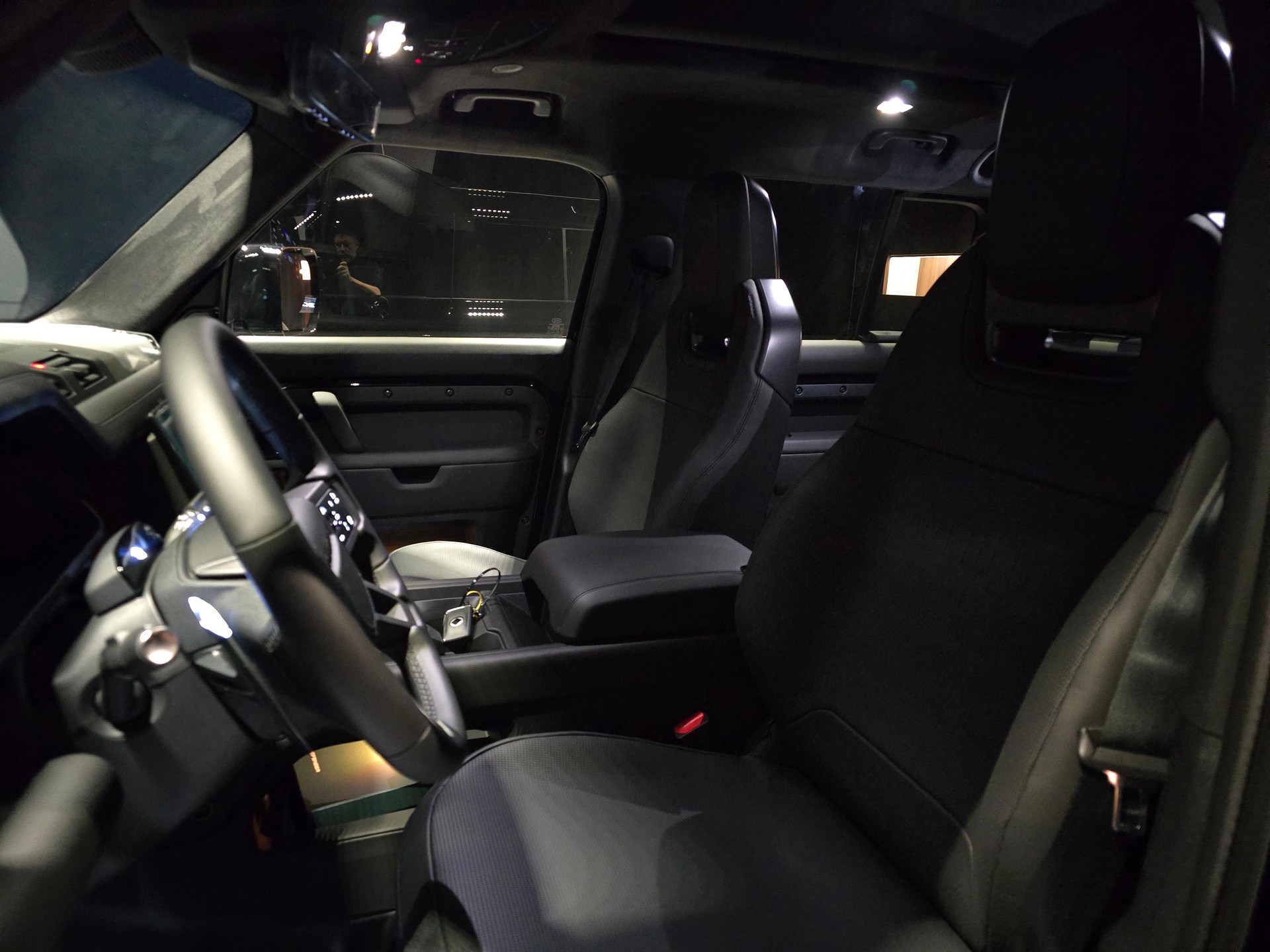 LAND ROVER Defender 110 4.4 V8 Octa Black-image-8