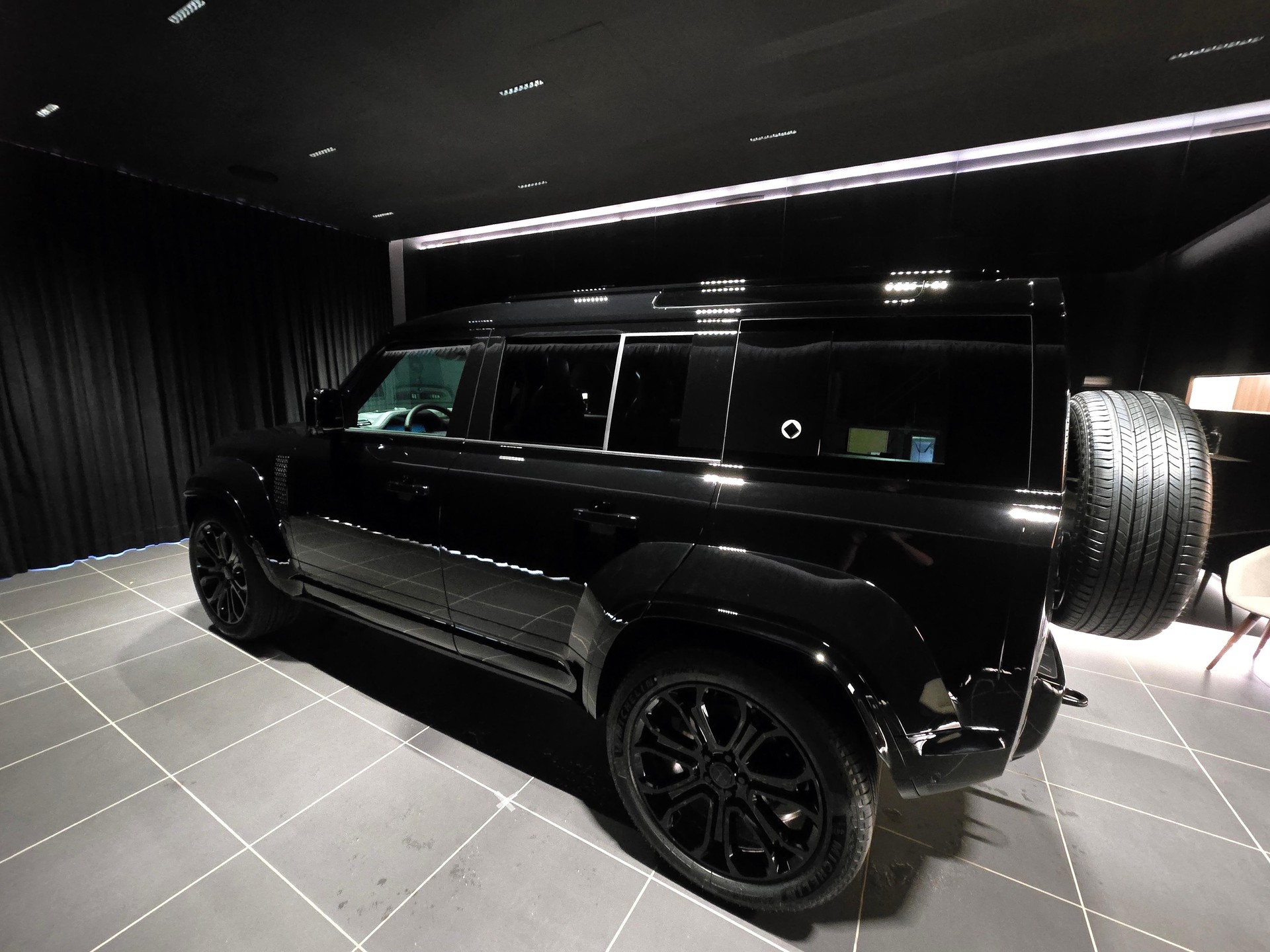 LAND ROVER Defender 110 4.4 V8 Octa Black-showroom-element-1