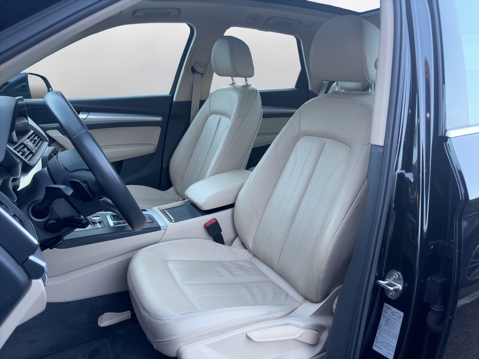 AUDI Q5 45 TFSI design quattro S-tronic-image-9