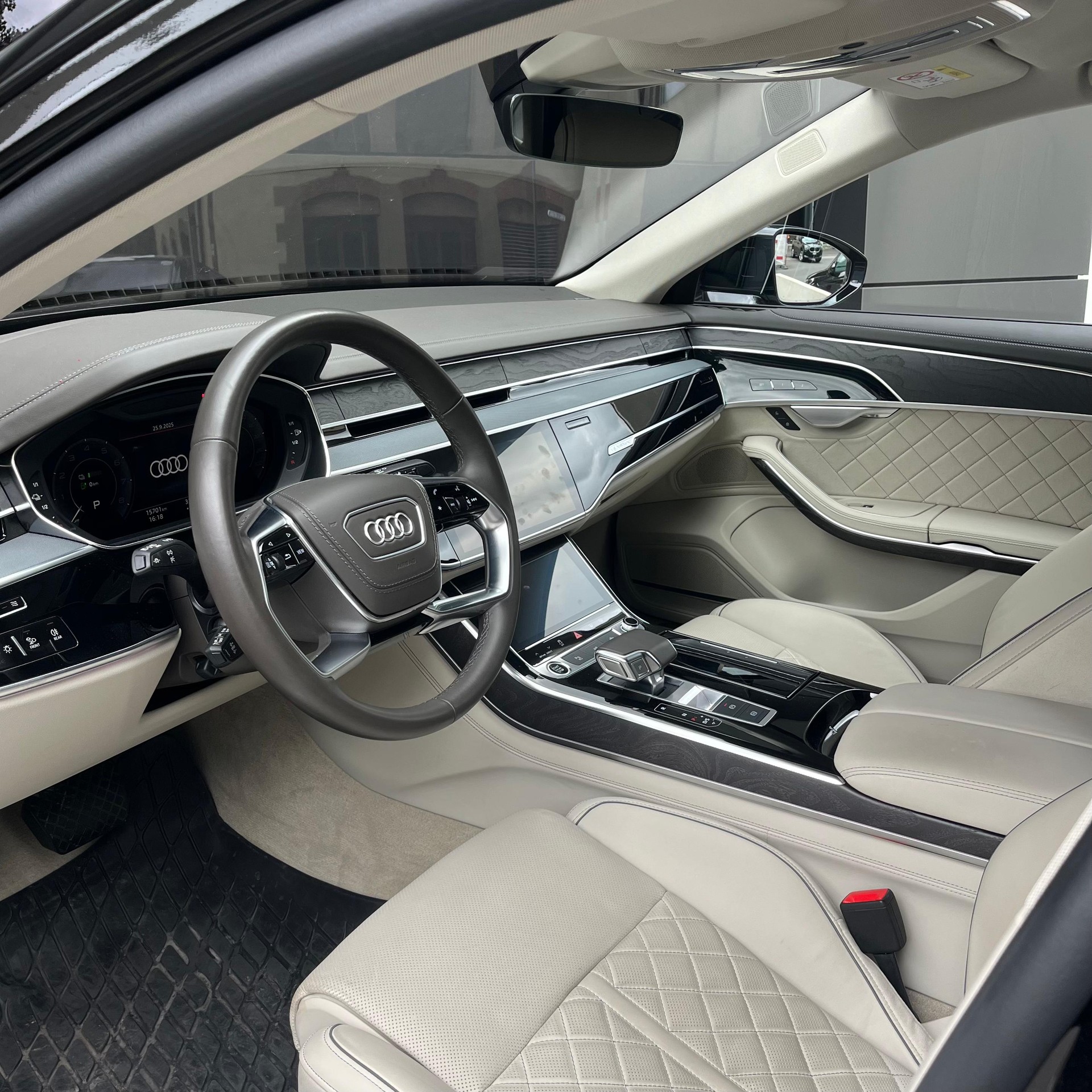 AUDI A8 60 TFSI e quattro tiptronic-image-2