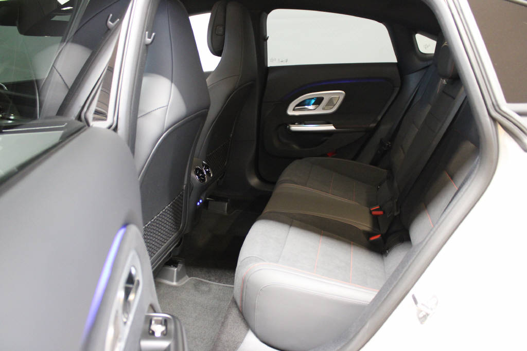 MERCEDES-BENZ CLA 220 4Matic AMG Line-image-12