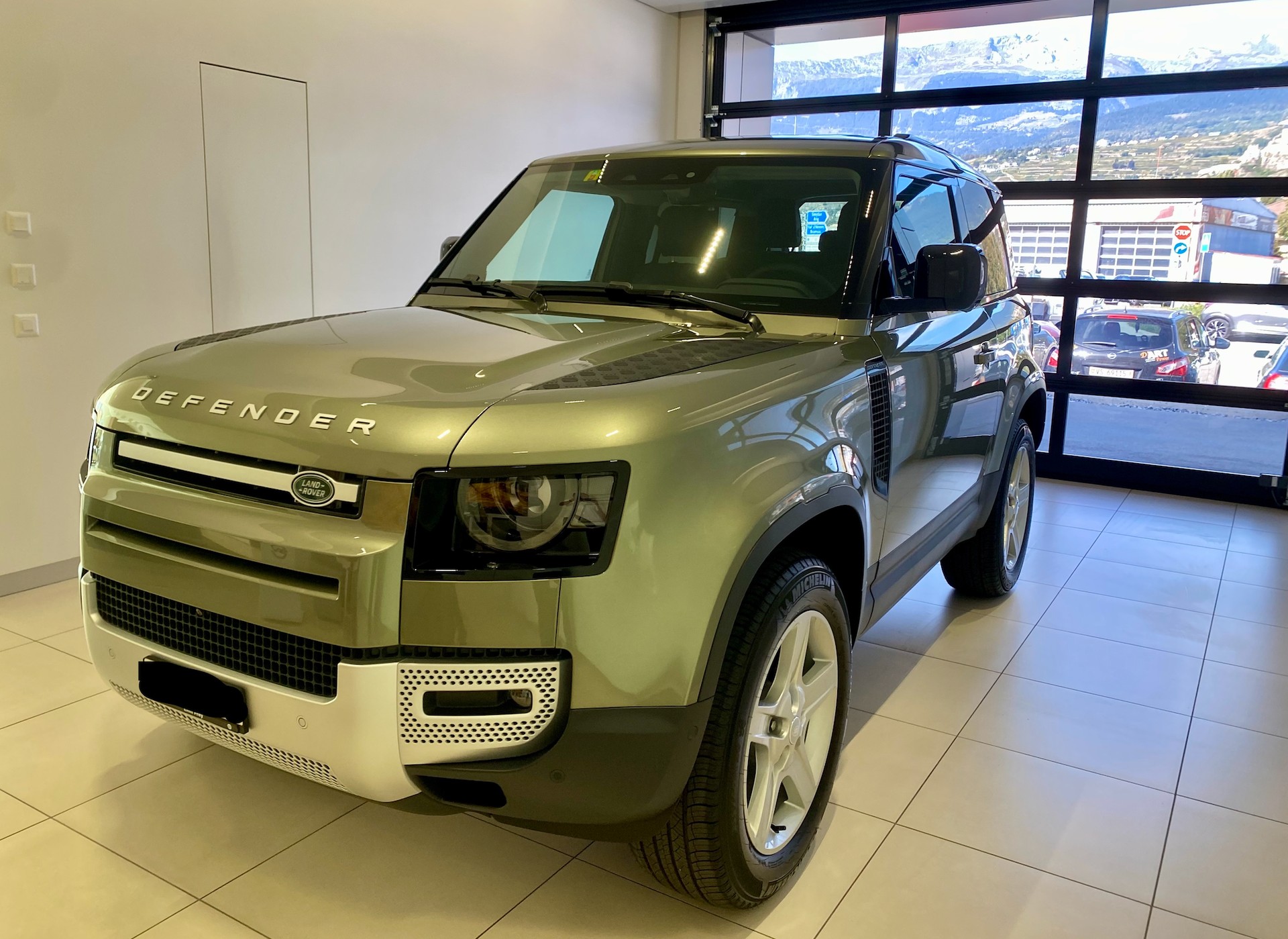 LAND ROVER Defender 90 3.0D I6 200 SE AT8-image-0