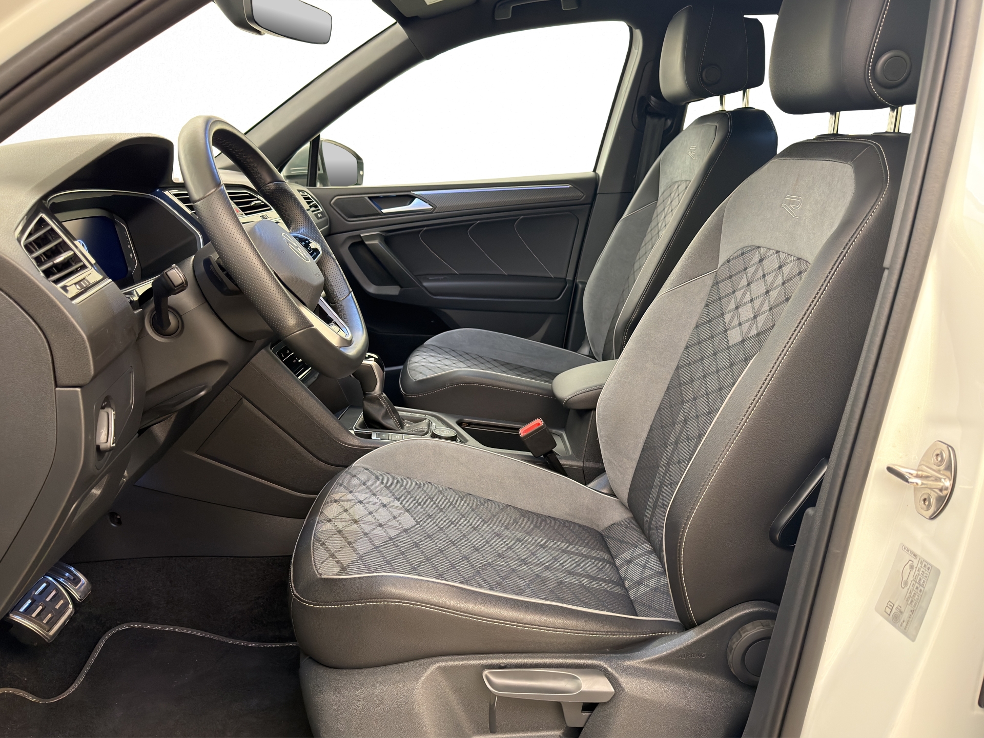VW Tiguan Allspace 2.0 TSI R-Line DSG 4Motion-image-3