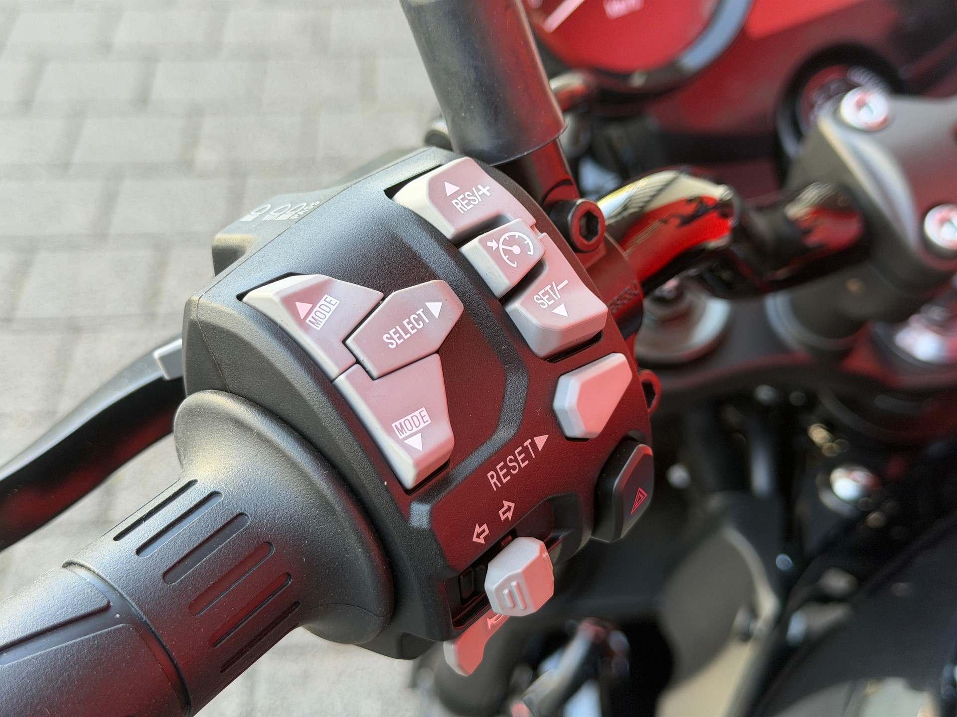KAWASAKI Z 900 RS (35kW) Black Ball Edition-image-12