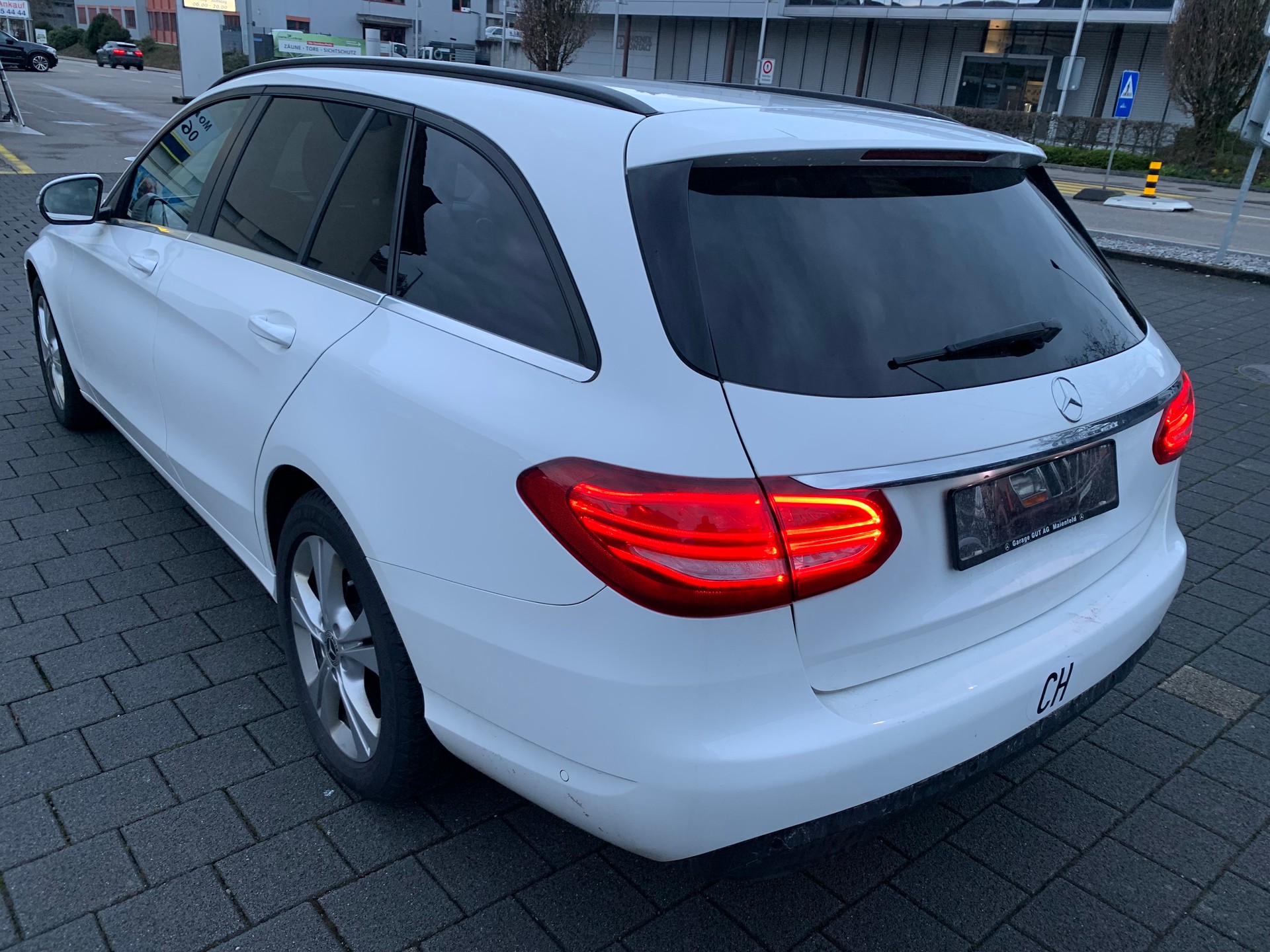 MERCEDES-BENZ C 220 d Swiss Star Exclusive 4Matic 9G-Tronic-image-3
