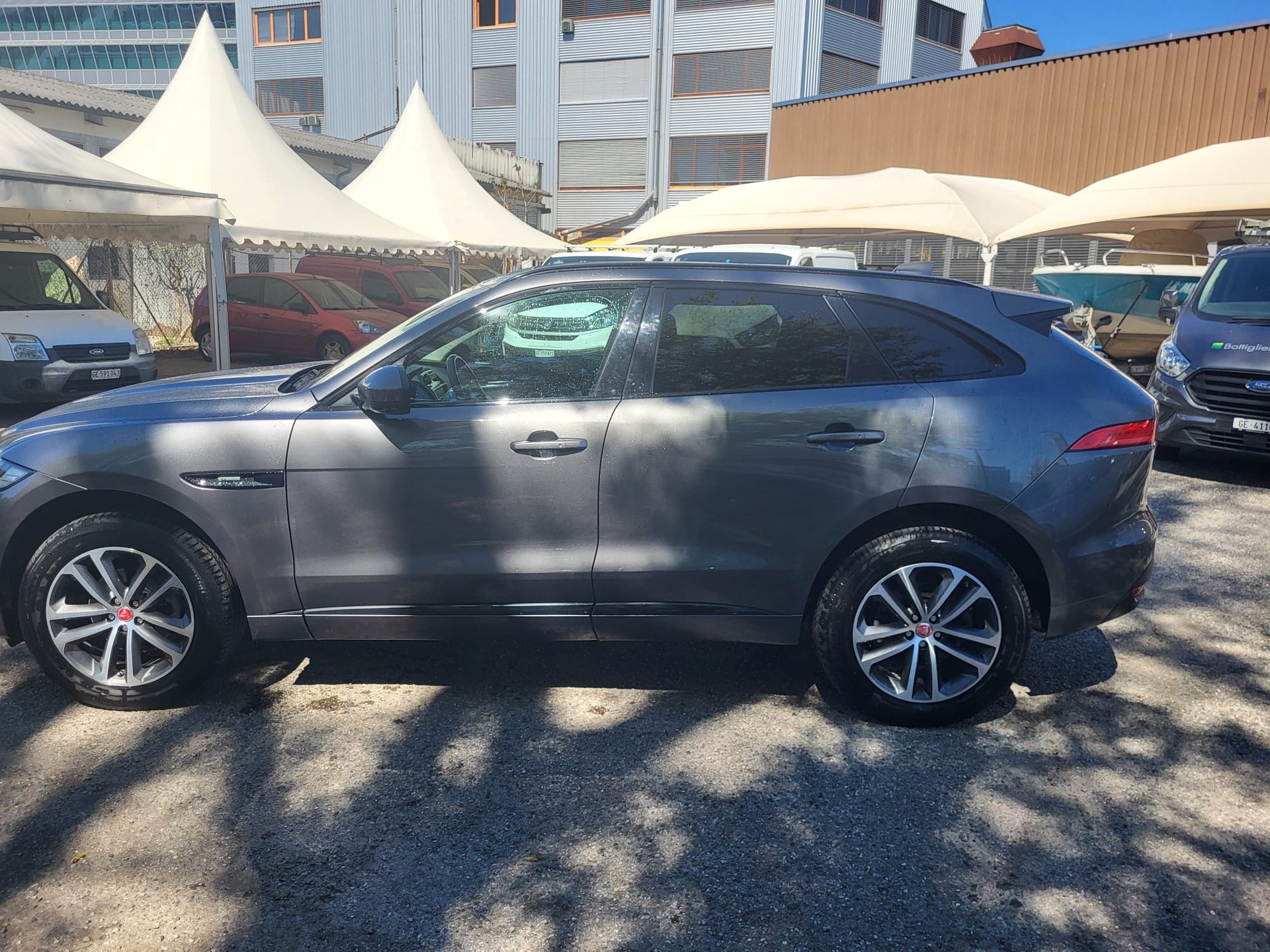 JAGUAR F-Pace 25t 2.0 R-Sport AWD Automatik-image-3