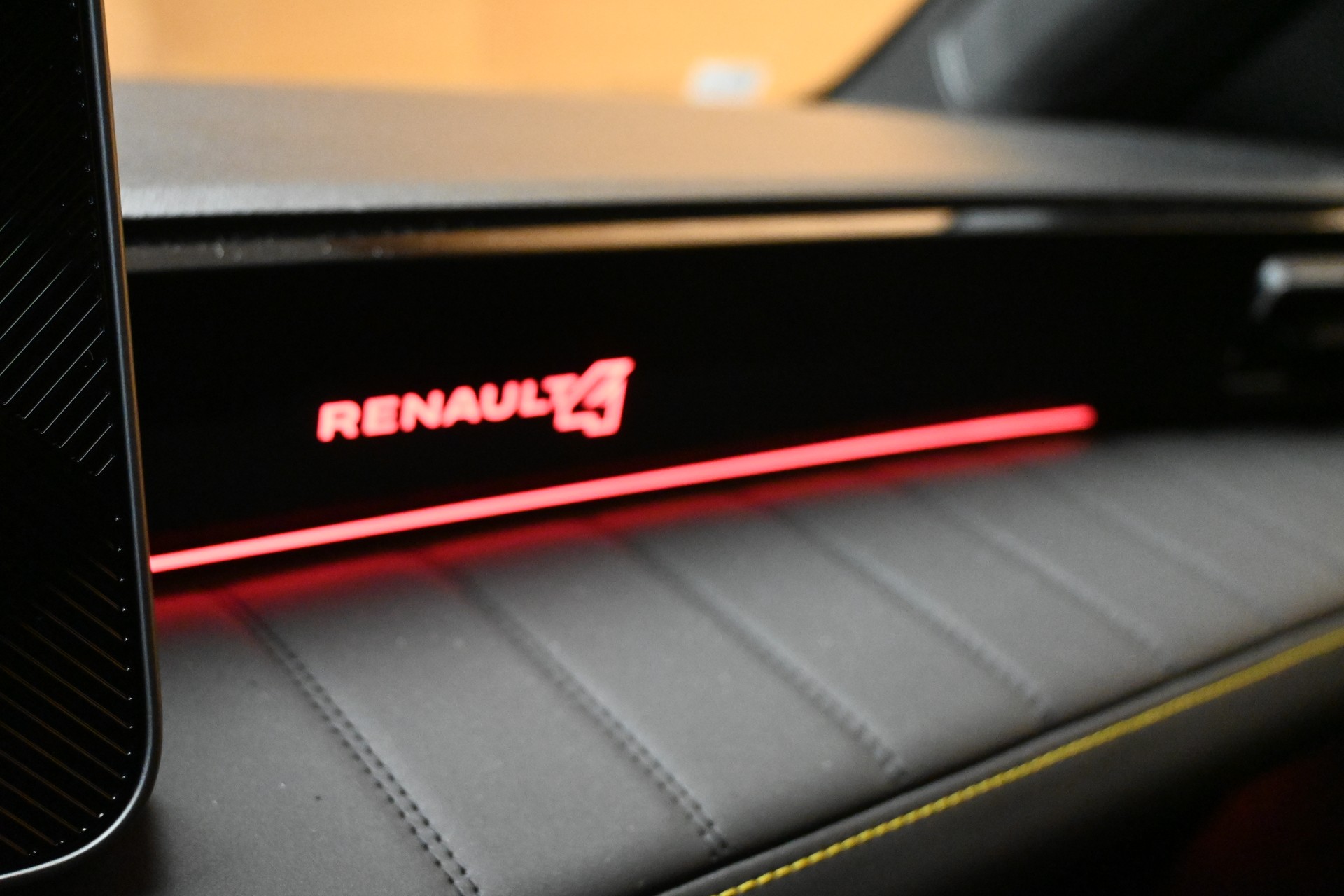 RENAULT R4 E-Tech Comfort Range 52 kWh Iconic-image-10
