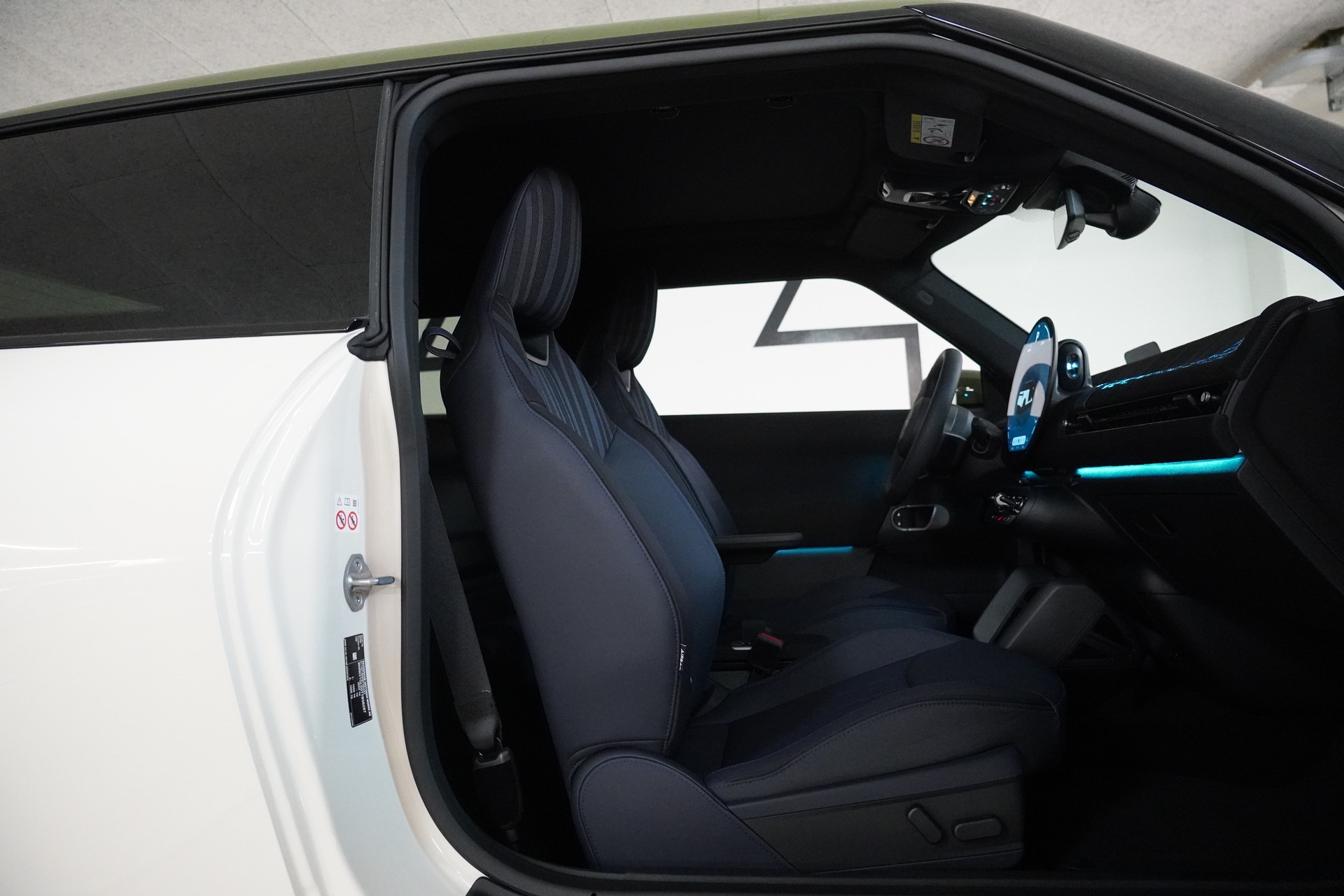 MINI Cooper SE Paul Smith Edition-image-14