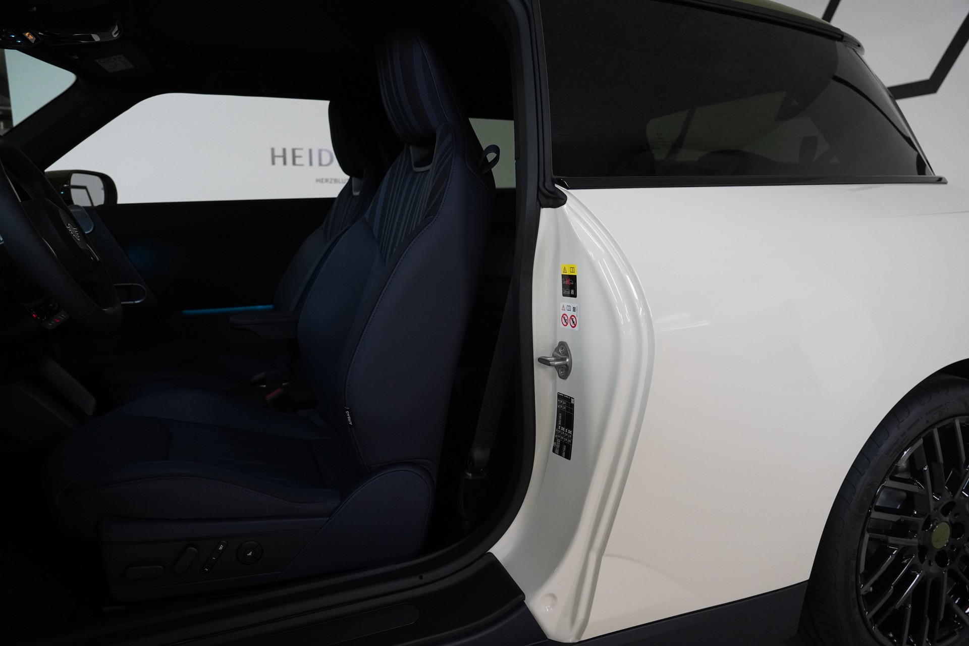MINI Cooper SE Paul Smith Edition-image-11