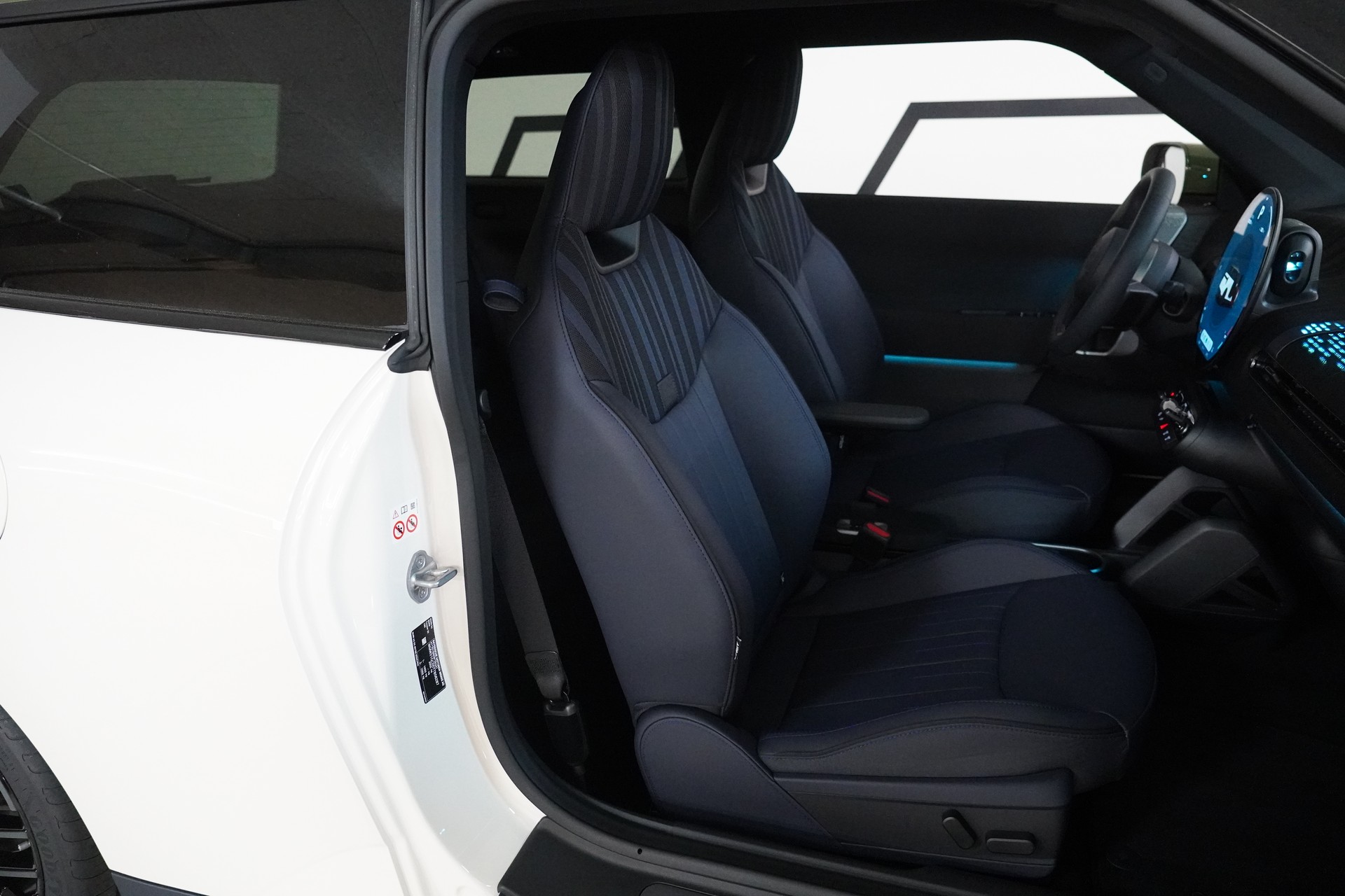 MINI Cooper SE Paul Smith Edition-image-15