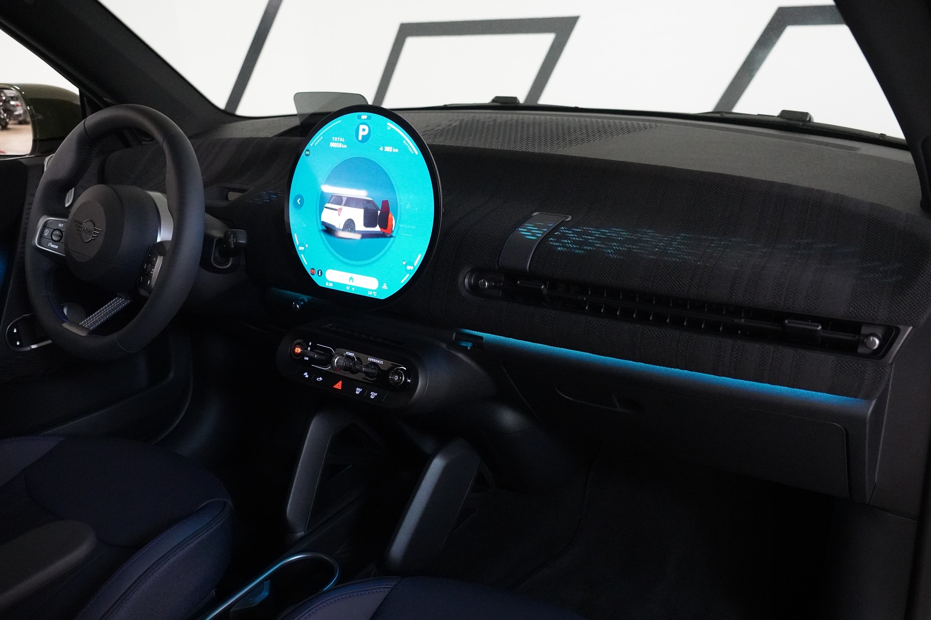 MINI Cooper SE Paul Smith Edition-image-17