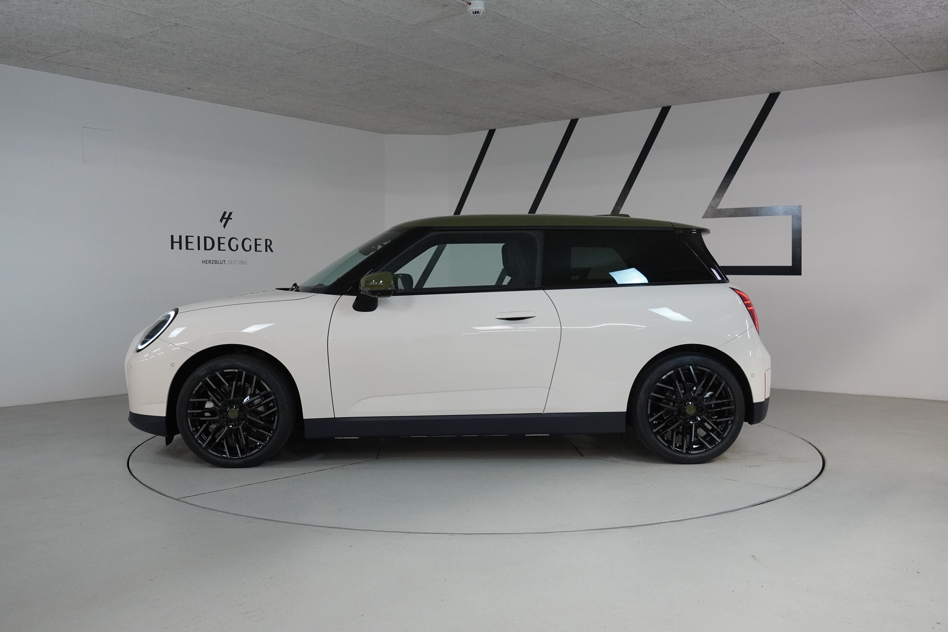 MINI Cooper SE Paul Smith Edition-image-3