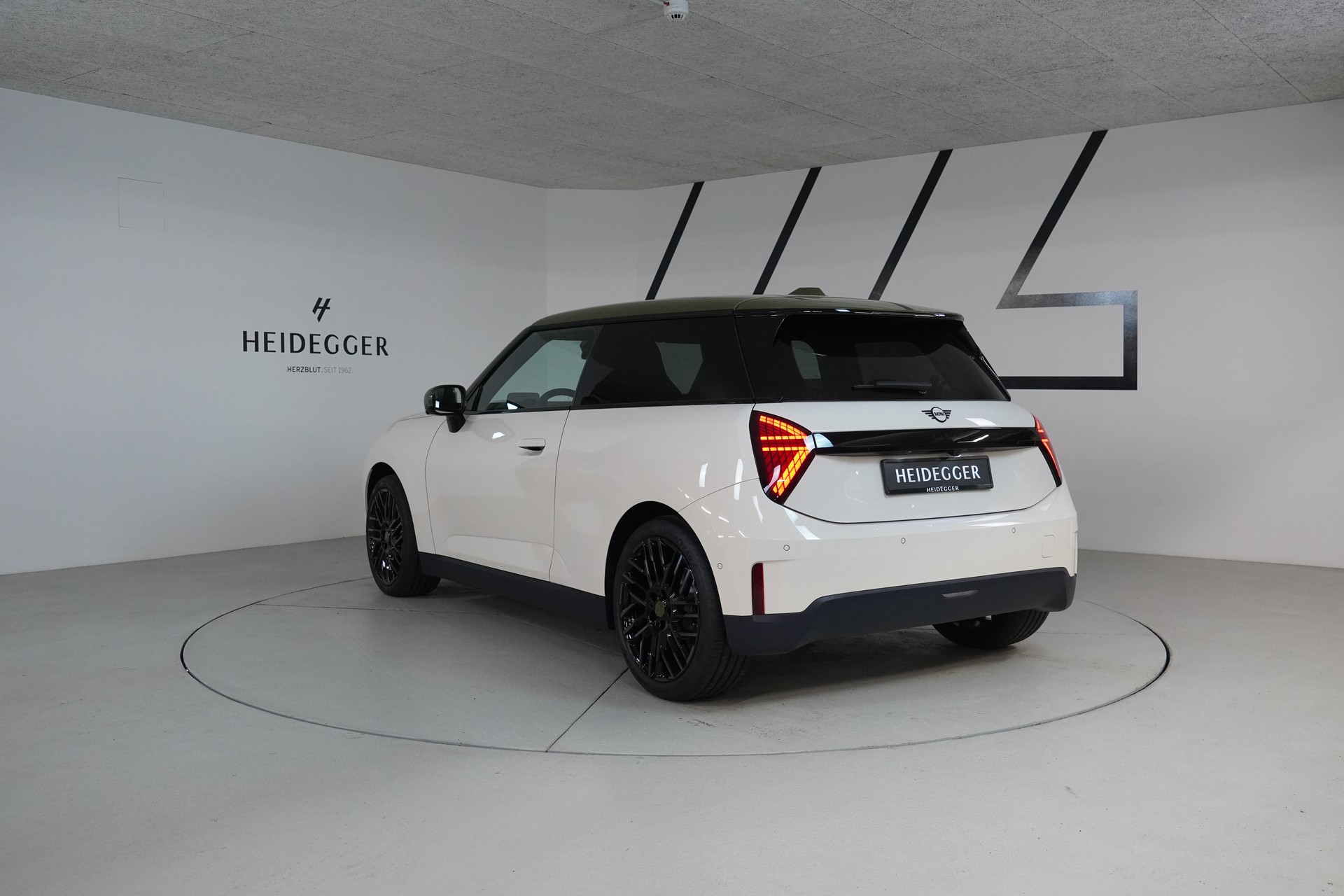 MINI Cooper SE Paul Smith Edition-image-4