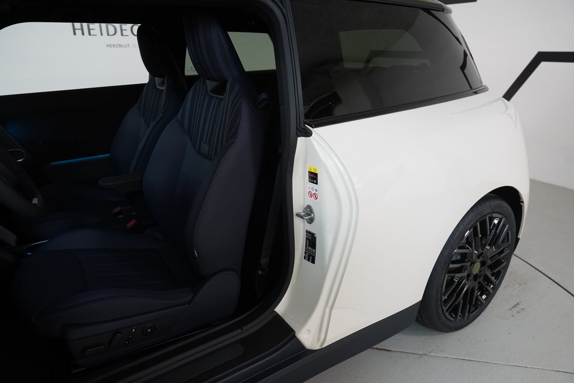 MINI Cooper SE Paul Smith Edition-image-12