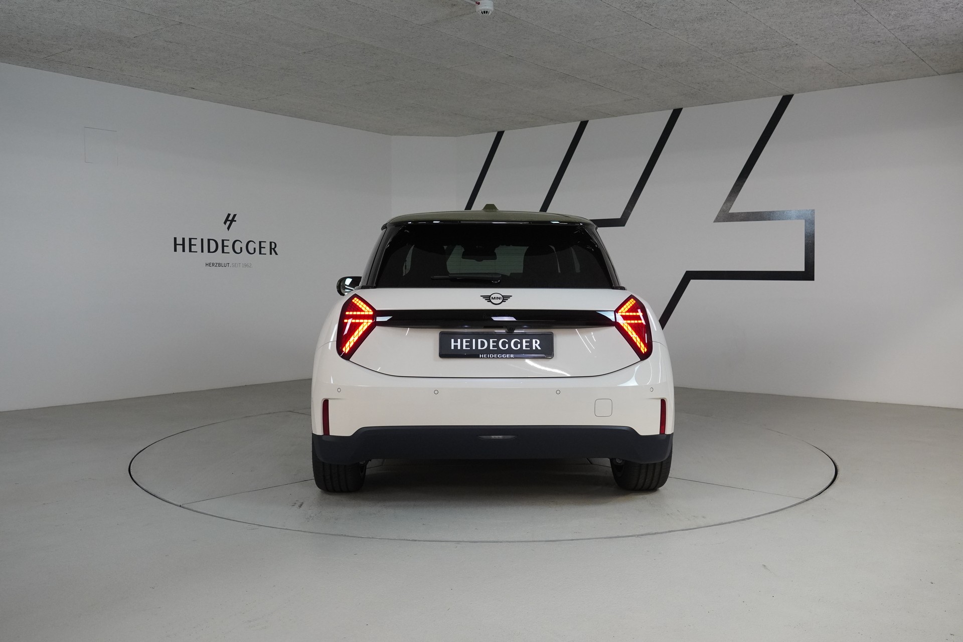 MINI Cooper SE Paul Smith Edition-image-5