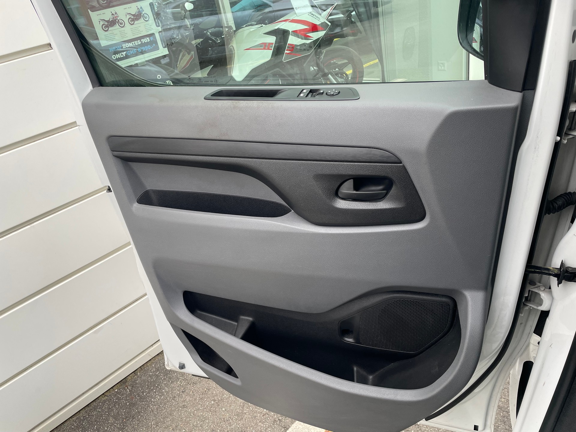 PEUGEOT Expert 1.6 BlueHDi 95 Allure Standard-image-10