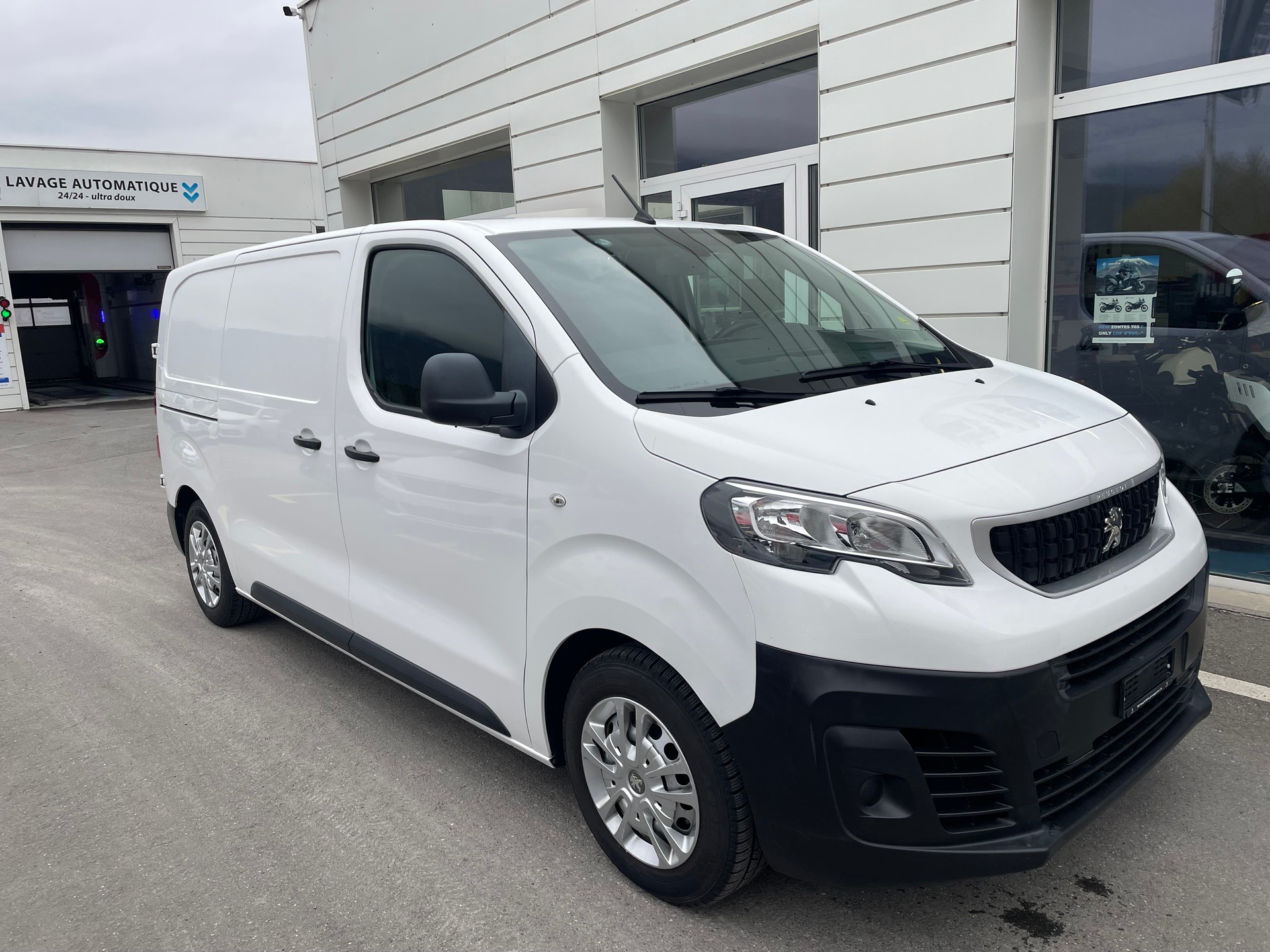 PEUGEOT Expert 1.6 BlueHDi 95 Allure Standard-image-0