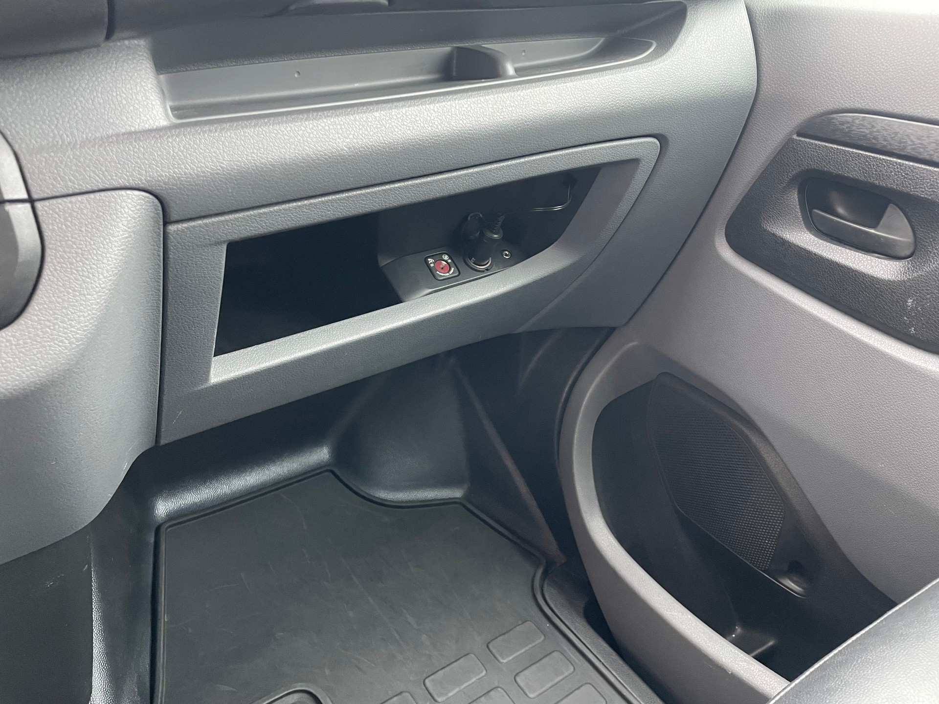 PEUGEOT Expert 1.6 BlueHDi 95 Allure Standard-image-9
